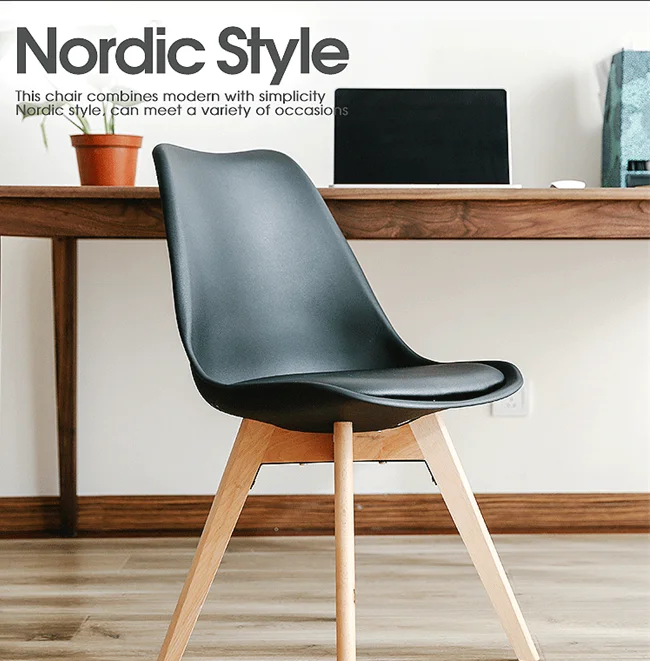 Стильные серые обеденные стулья с основанием из массива дуба