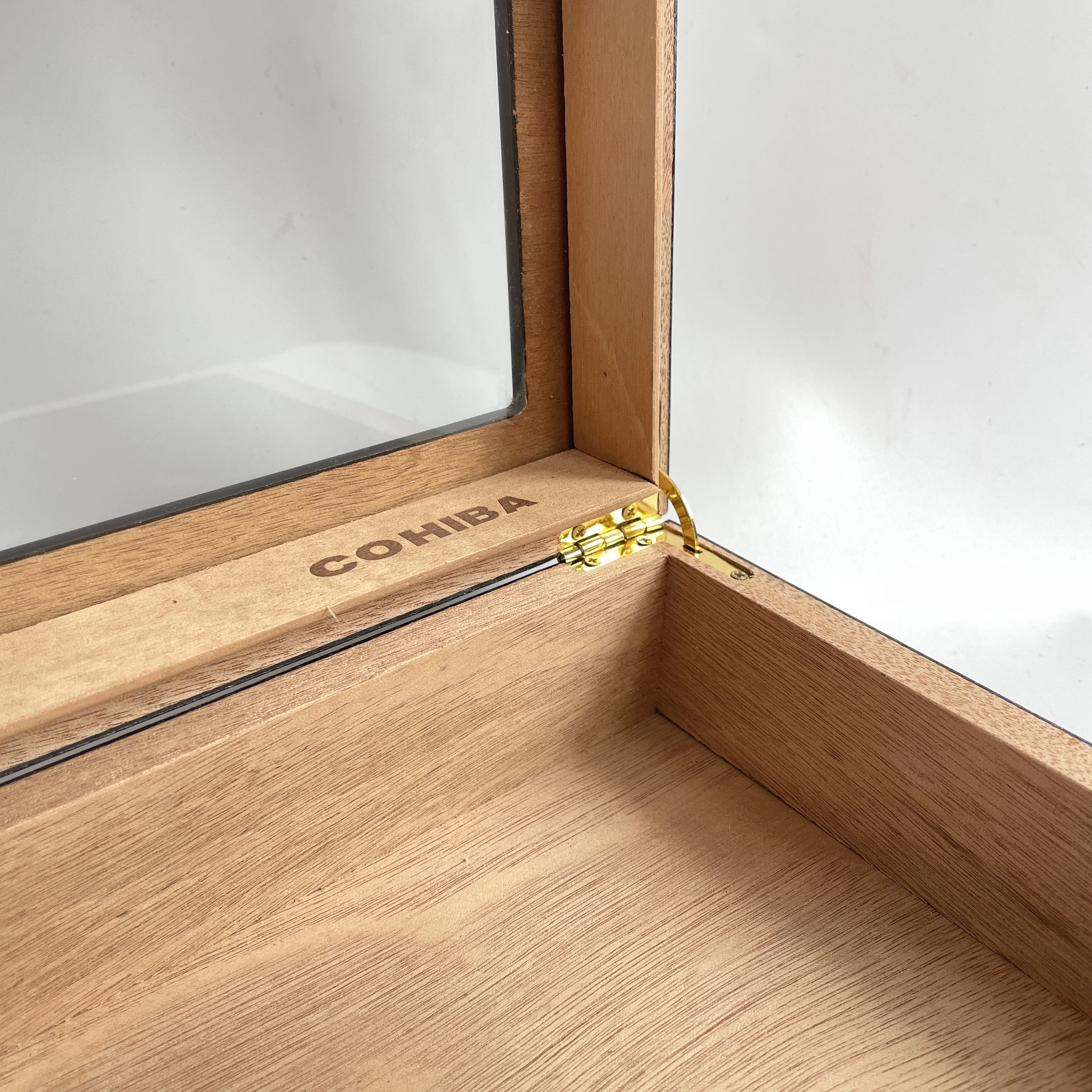 Wholesale Customized Branded Luxury MDF Black Wooden Storage Case Packaging For Cigar Box Humidor box.