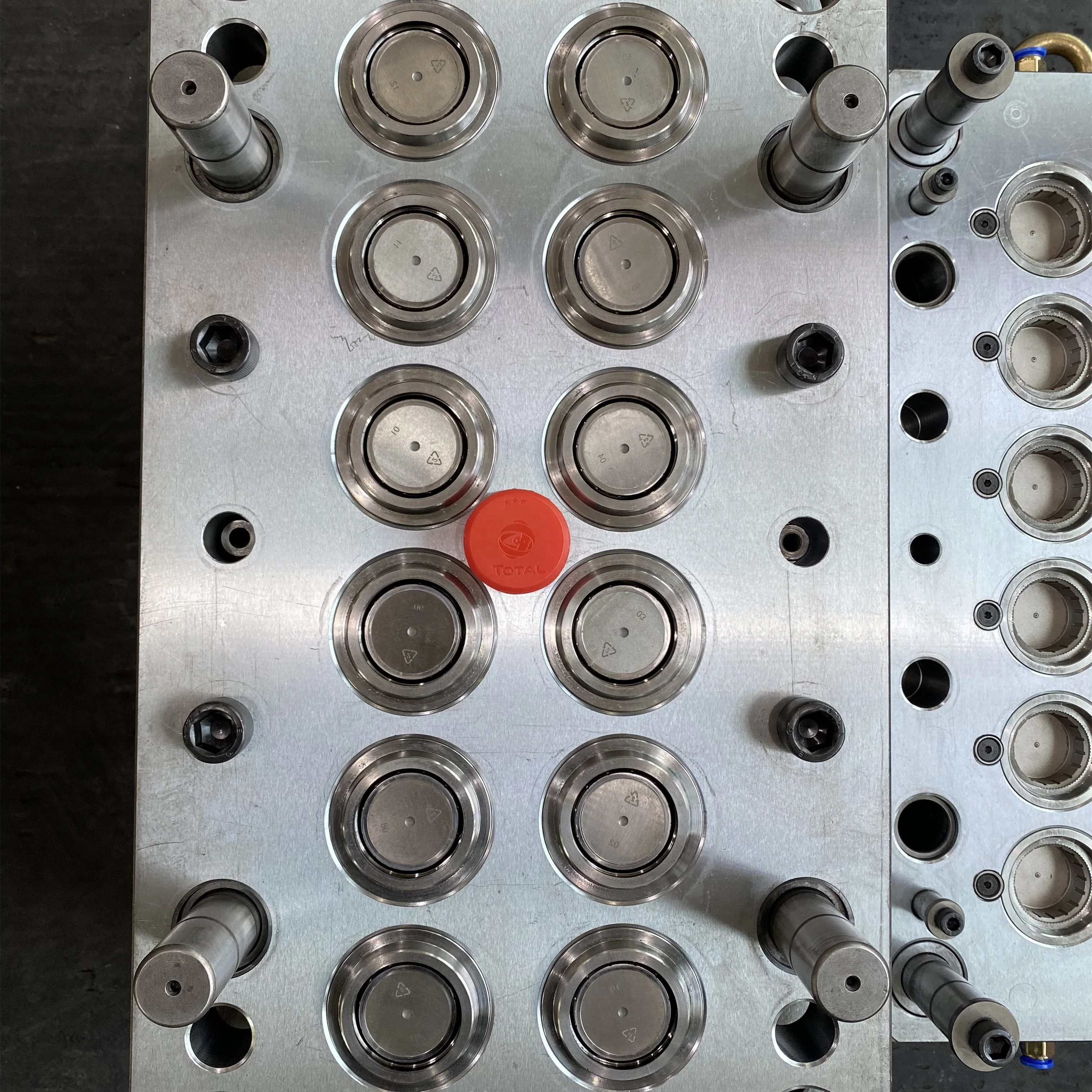 Engine Oil Cap Plastic Injection Oil Bottle Cap Mould for Castrol and Mobil Motor Oil Bottle