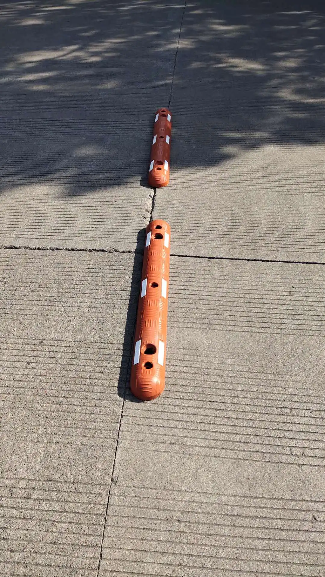 Red Durable Rubber Traffic  Lane separator Lane Divider Road Separator 100cm Long 10KGS With White Reflective Tape