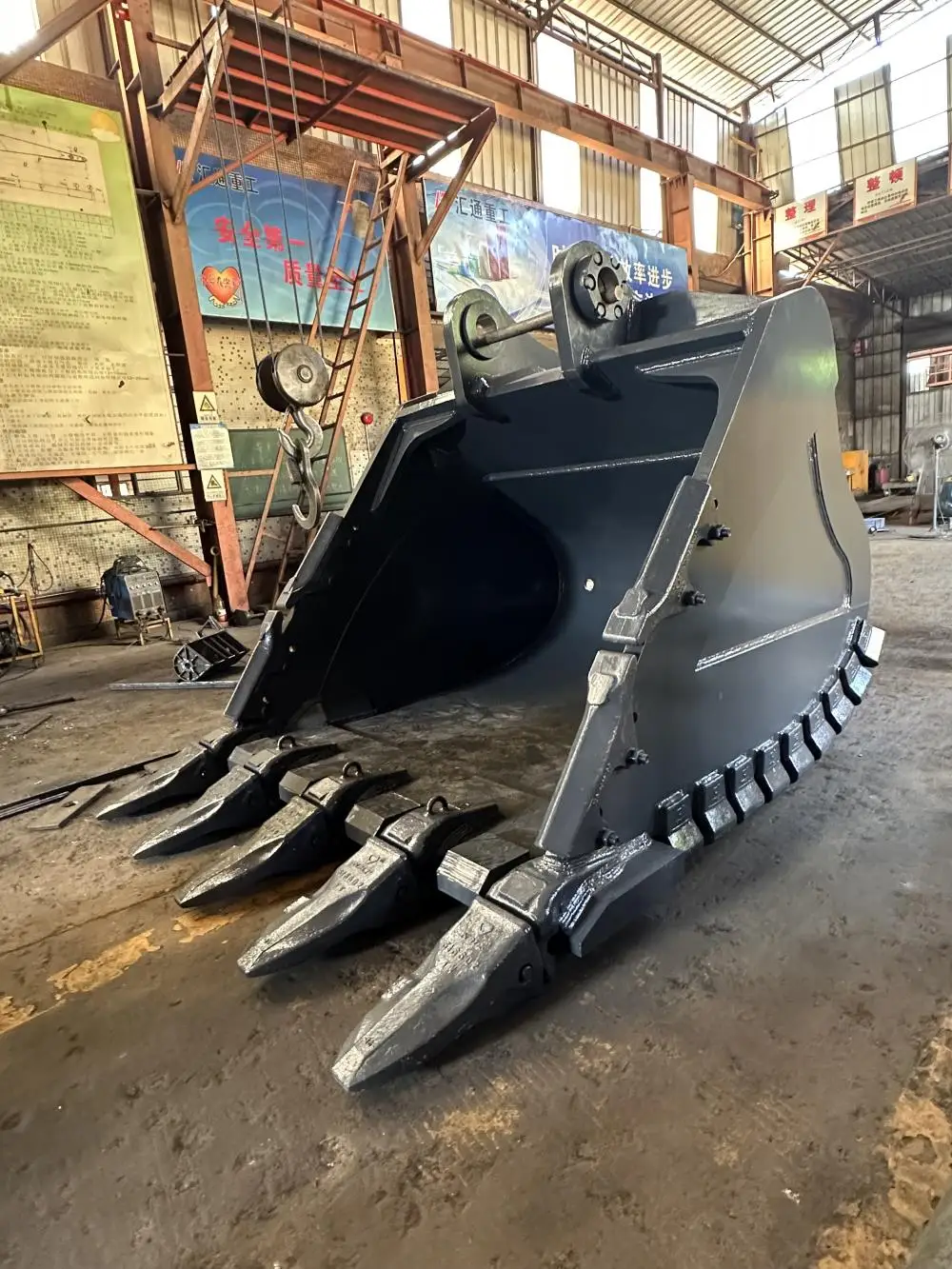 Excavator Rock Bucket Heavy Duty Bucket High Quality Bucket Hardox 1-5 CBM for CAT PC JCB ZX