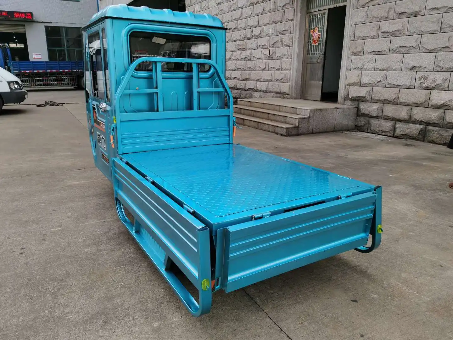 ChangLi 1000W 3-Wheel Motorized Double-Row Cargo Truck Tricycle with Crew Cab Closed Body for Passenger Nigeria Delivery Sale