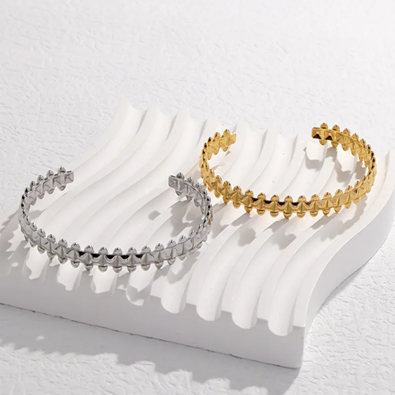B074-023 Halo trendy new design women stainless steel jewelry open  size 18k gold plated spike metal bangle