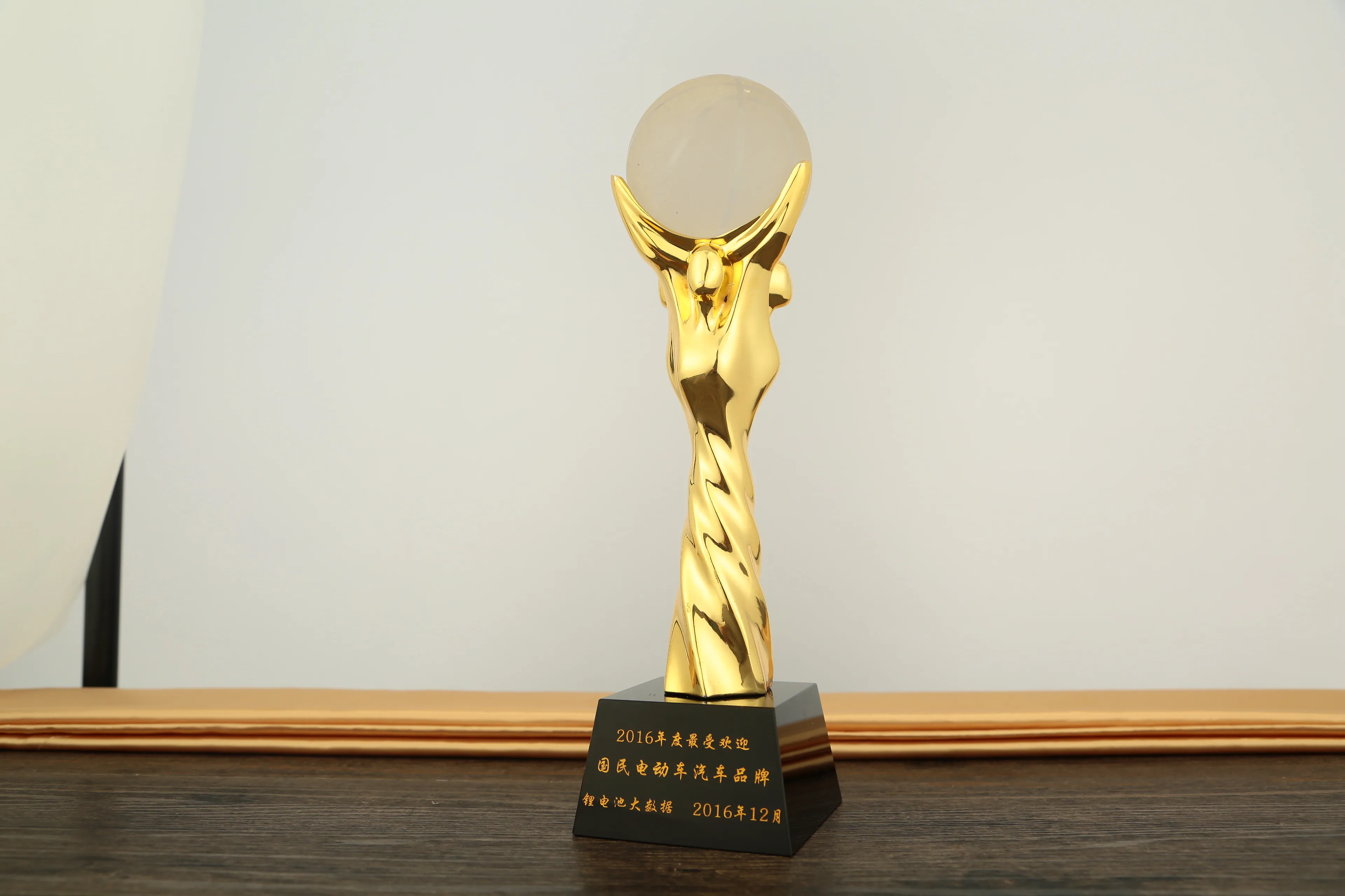 Custom metal gold-plated trophy with crystal earth world competition trophy Oscar trophy souvenir Golden Globe Award