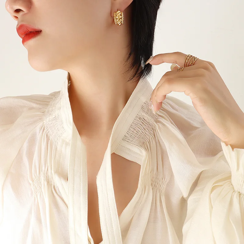 Vintage Luxury Jewelry Tarnish Free 18k Gold Plated Stripes Cold Stainless Steel Grain C Shape Hoop Earrings For Women