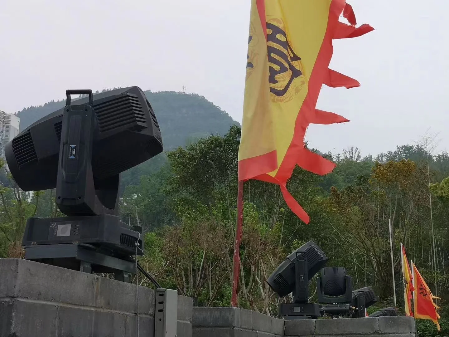 Сценический прожектор с движущейся головкой Hi-LTTE IP65 480