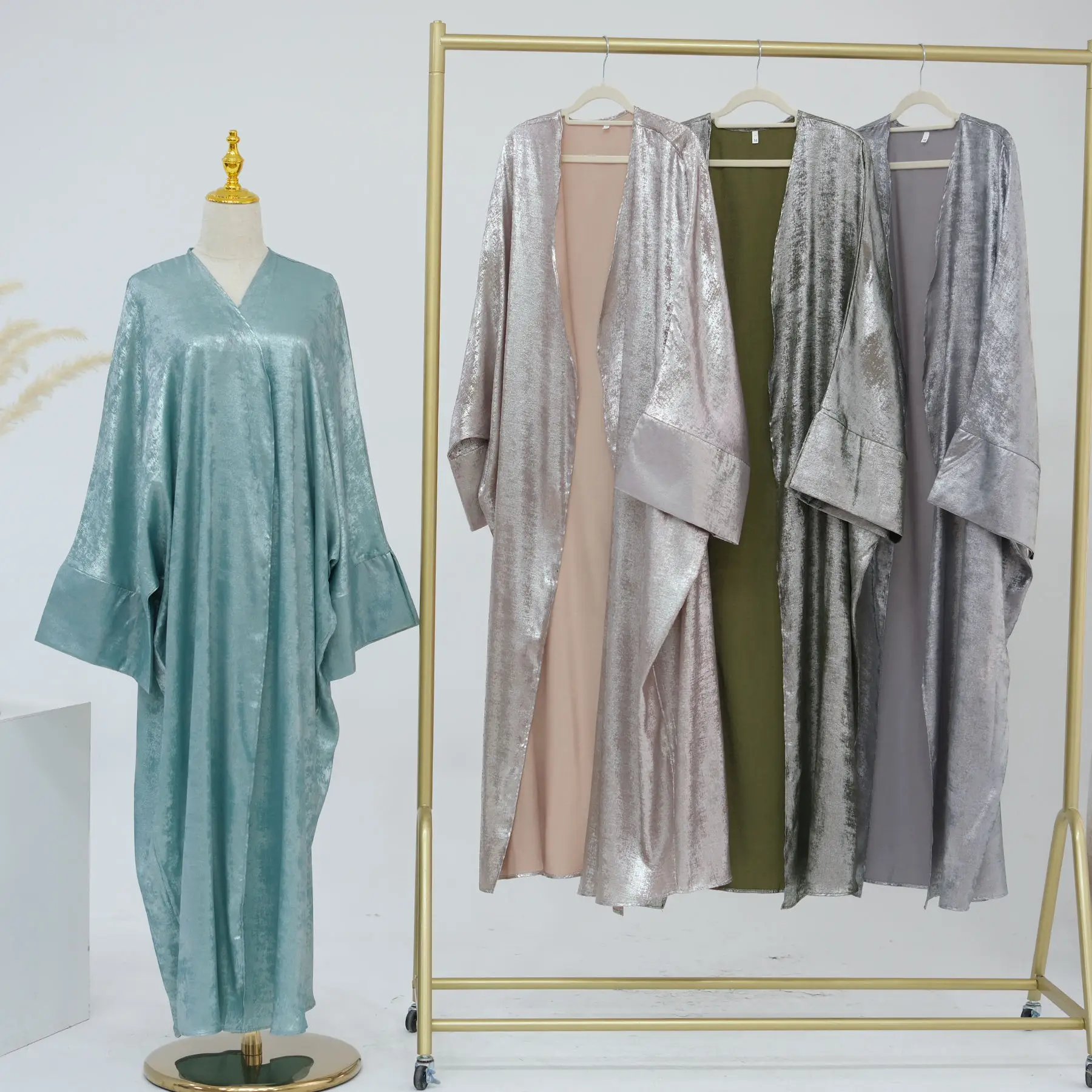 Sharut Wholesale Dubai Abaya 2024 Turkish Modest Kaftan Kimono Elegant Bat Sleeve Shining Sparkly Satin Abaya Women Muslim Dress