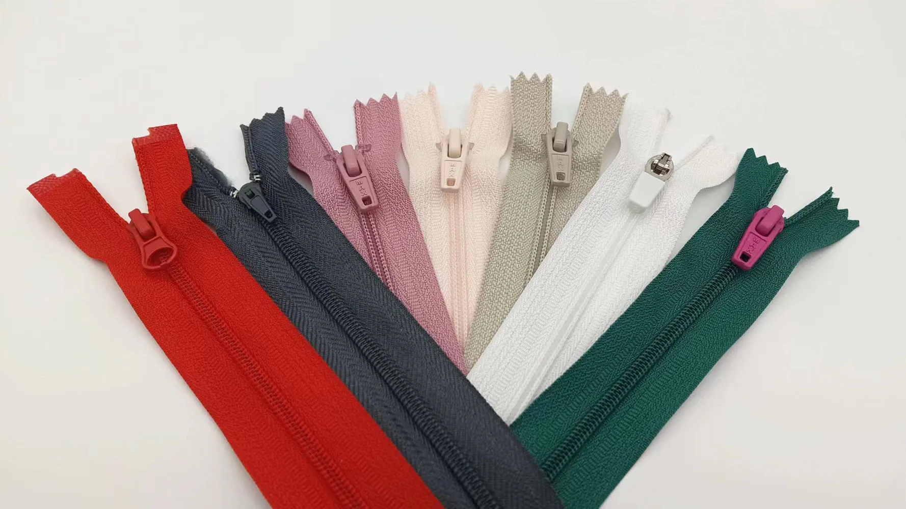 Nylon Zipper Wholesale Factory 5# 7#Open End Doubie Open End Close End Long Chain Nylon Coil Zippers