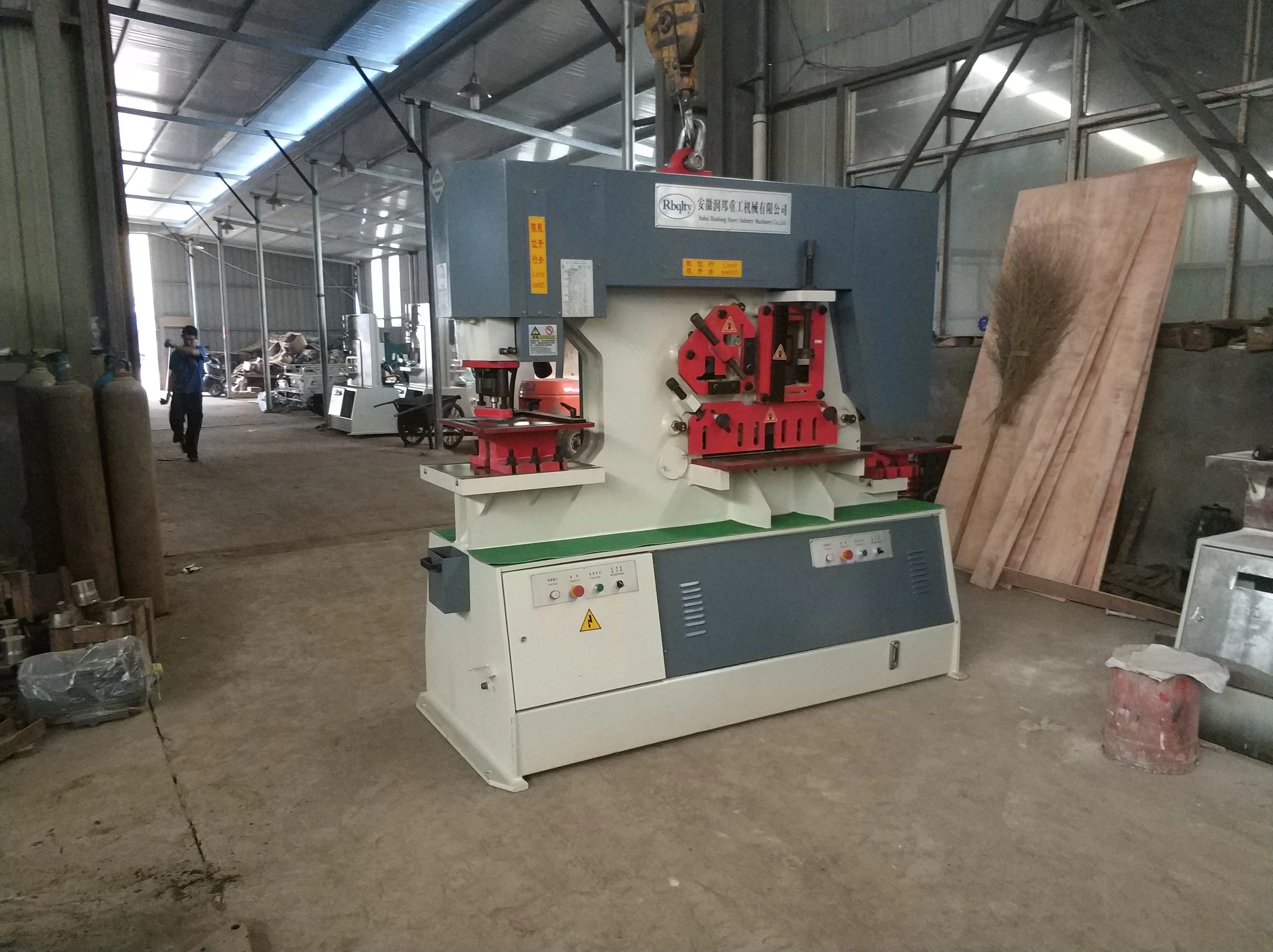 Китайский гидравлический пресс Q35Y-25 комбинированный штамповочный