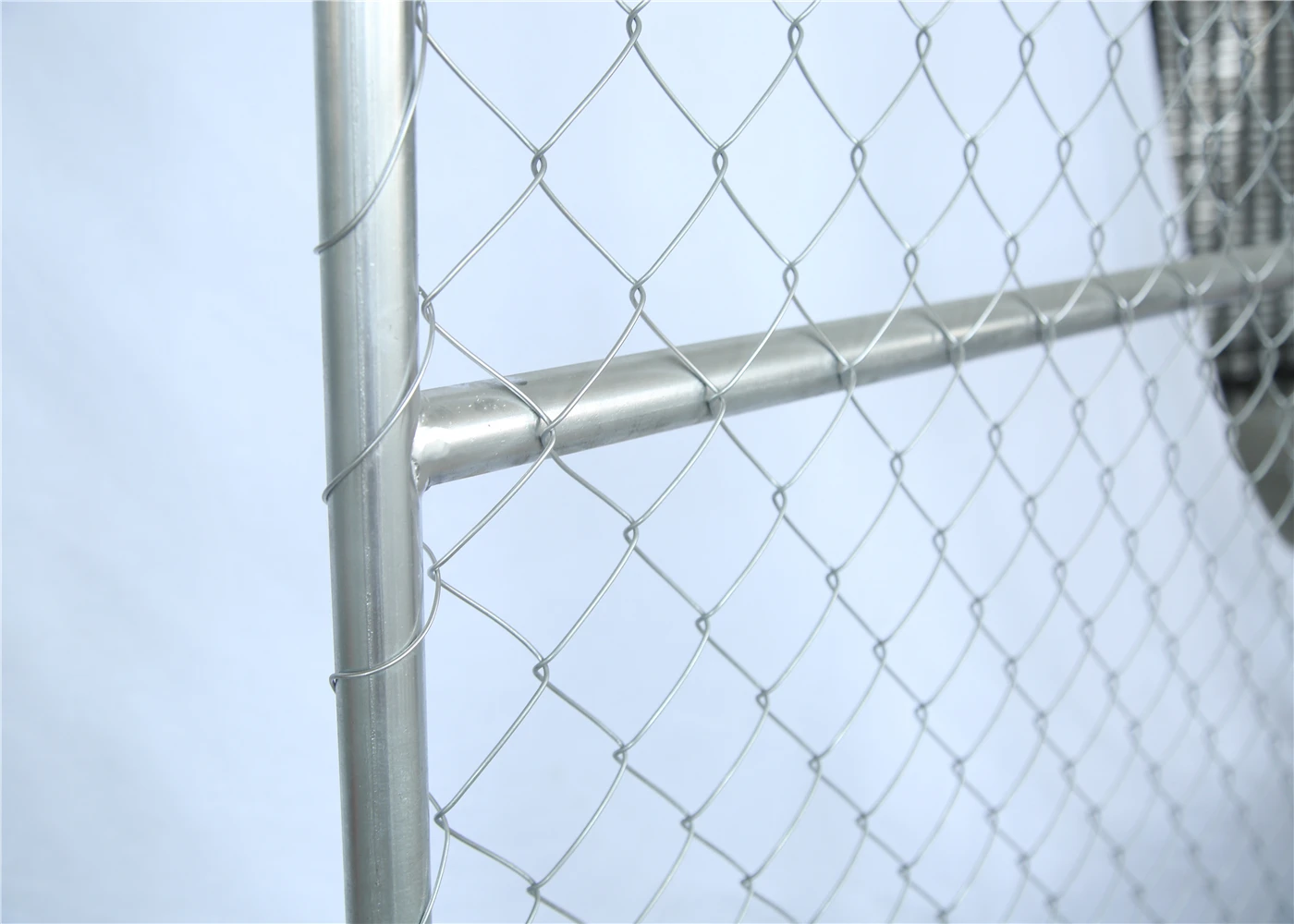 TEMPORARY CHAIN LINK FENCE - ROBUST, EASY SET-UP AND TEAR-DOWN.