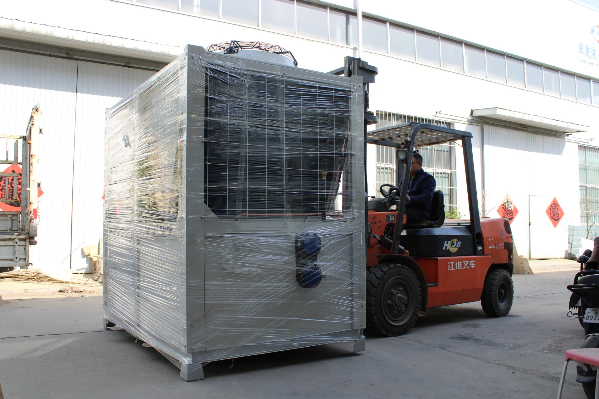 Energy Saving Semi-hermetic Screw Compressor 120HP Air Cooled Screw Chiller For Industry