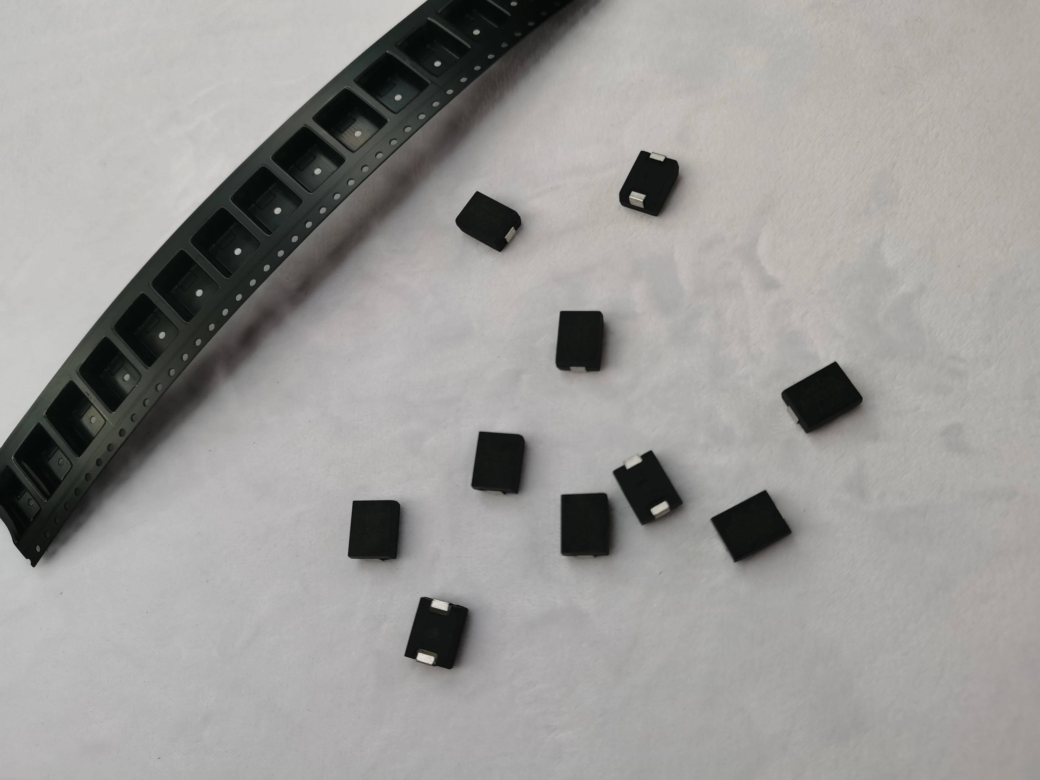 SMD Варистор 4032k561 чип