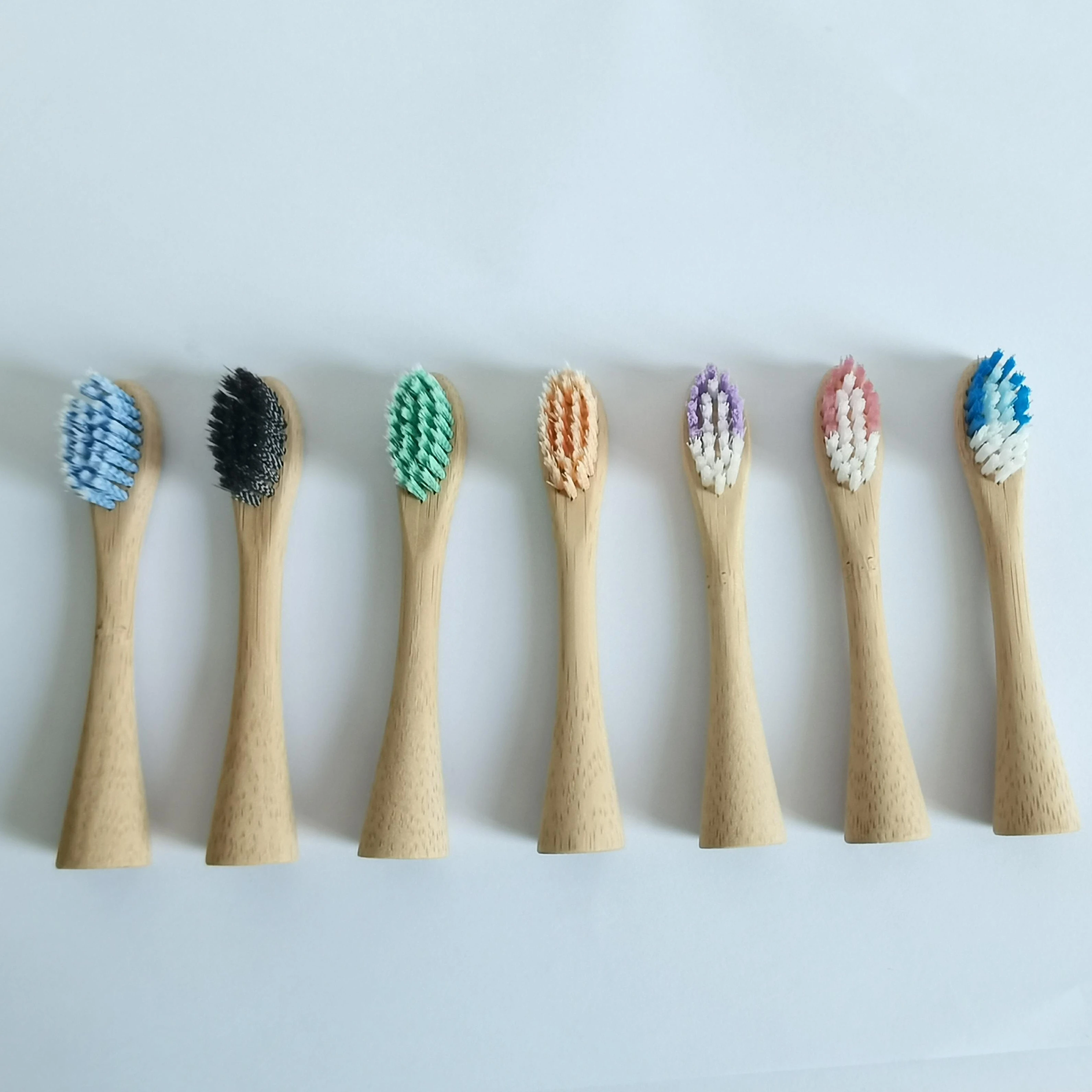 Биоразлагаемая Экологически чистая перекрестная натуральная перерабатываемая звуковая сменная черная бамбуковая электрическая зубная щетка с головками