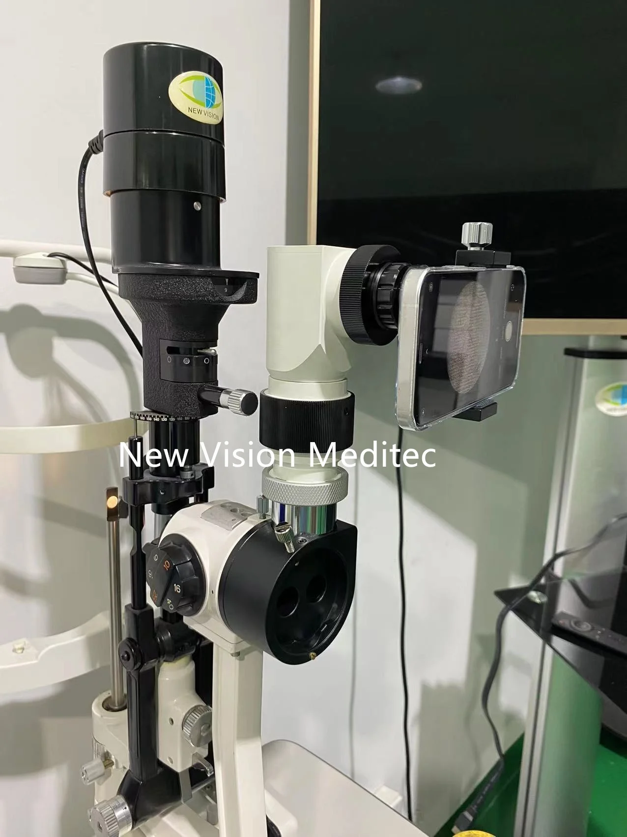 8K Smartphone Video Adapter for Surgical Microscopes and Slit Lamps