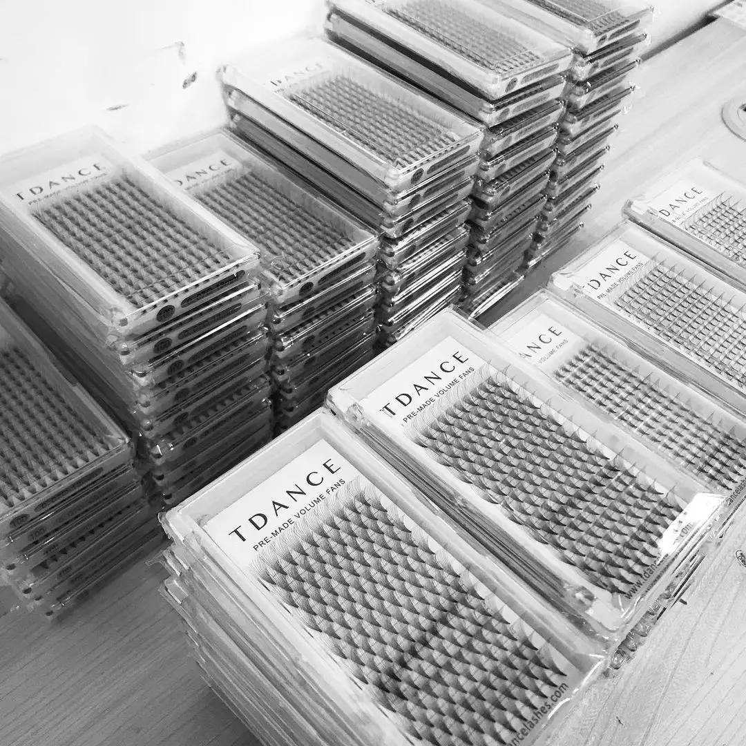 Las Extensions 17mm Dark Premade Volume Fans