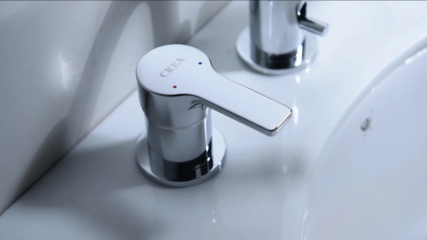 Deck Mounted dual handle pull out bathroom basin faucet, 3 hole bathtub faucet with shower