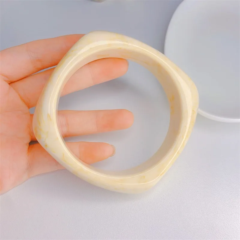 2021 New Hyperbole Creamy-white Amber Resin Irregular Round Clear Bangle Acrylic Bracelet for Women Jewelry Accessories