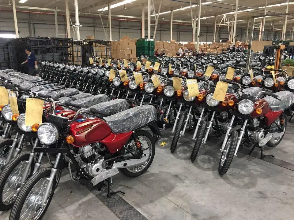  Индийский мотоцикл BAJAJ Boxer 100 куб. См красный по низкой