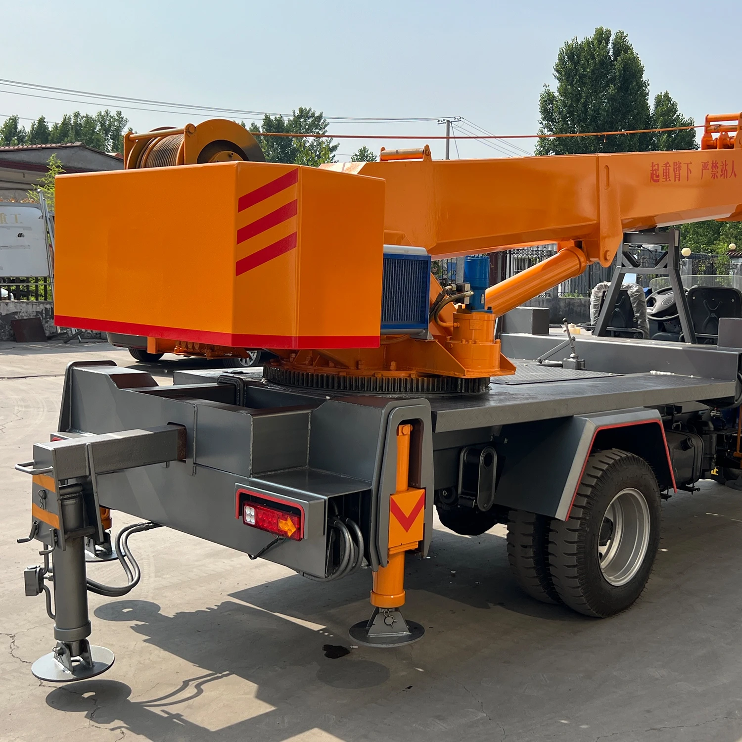 Truck Mounted Crane With Electric Hydraulic System and Cantilever Rotation for High-Quality Construction