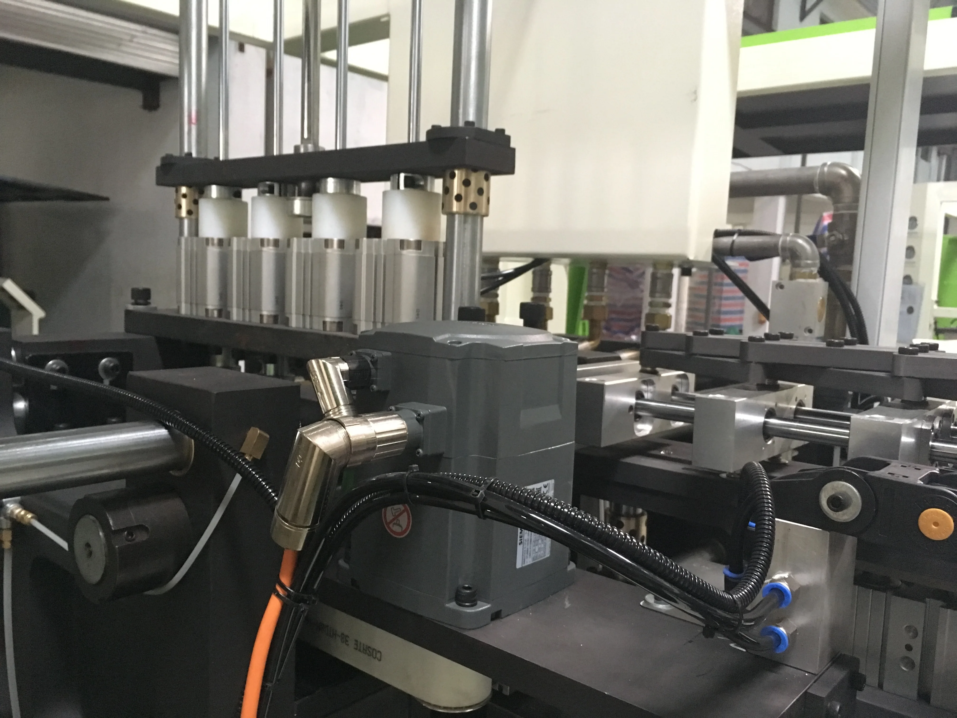 
OGB-4S China 4 Cavities Pin Valve PET Preform Mold With Hot Runner 