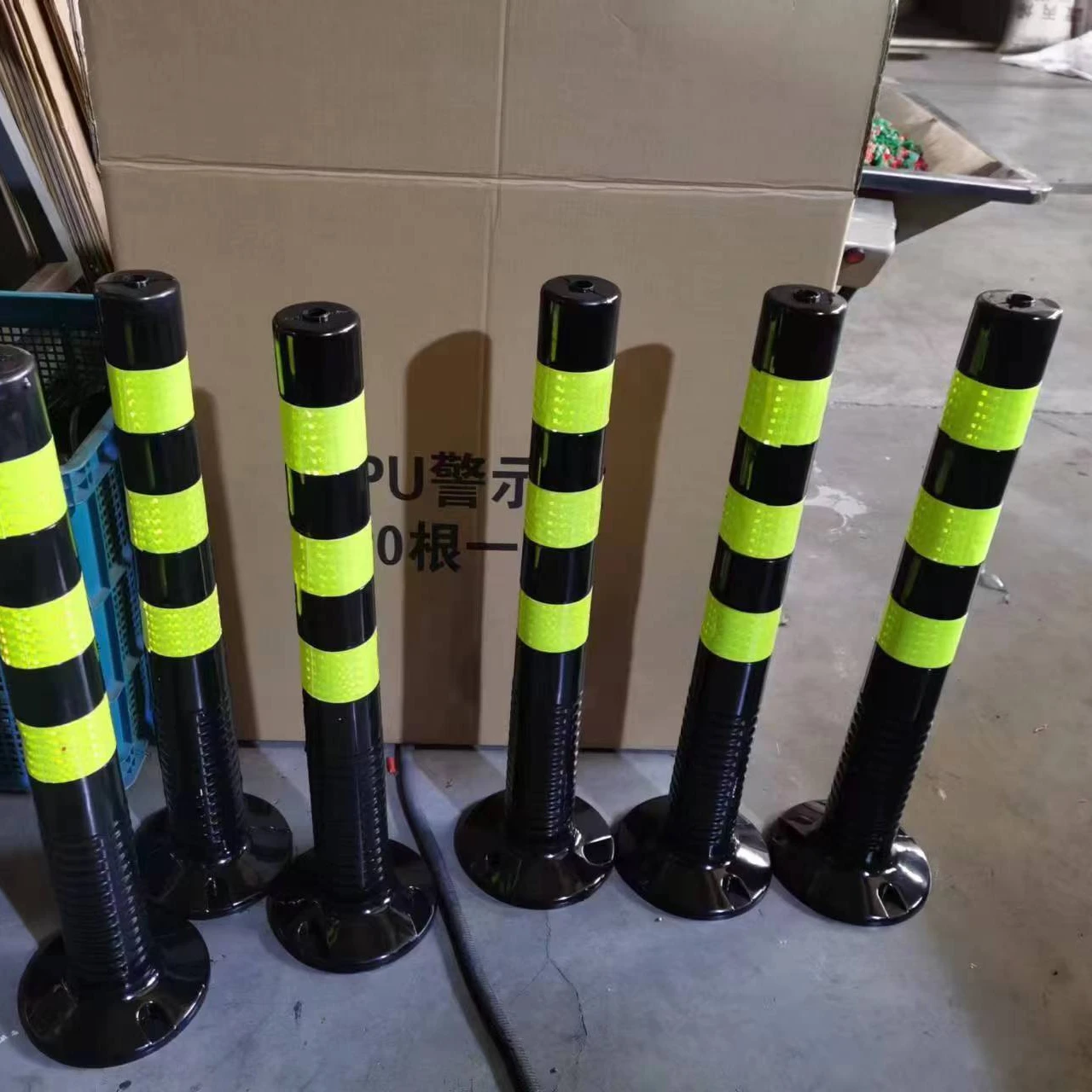 black color High Quality TPU Spring Flexible Delineator Post,  Reflective High visibility Traffic Bollards