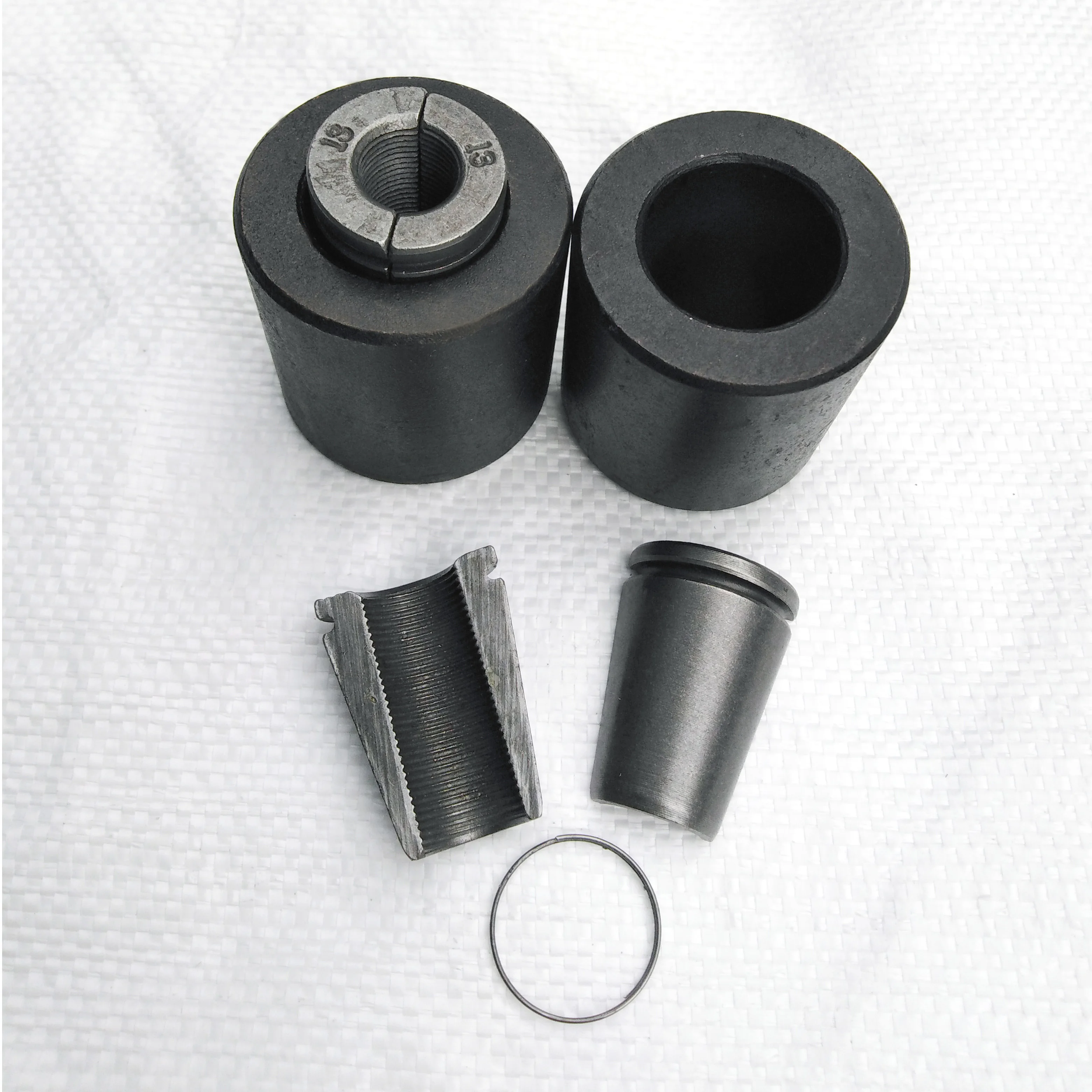 
 Крепежный цилиндр и клин для натяжения столбов  