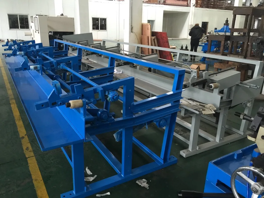 С автоматическим погрузчиком CNC машина для резки металлических