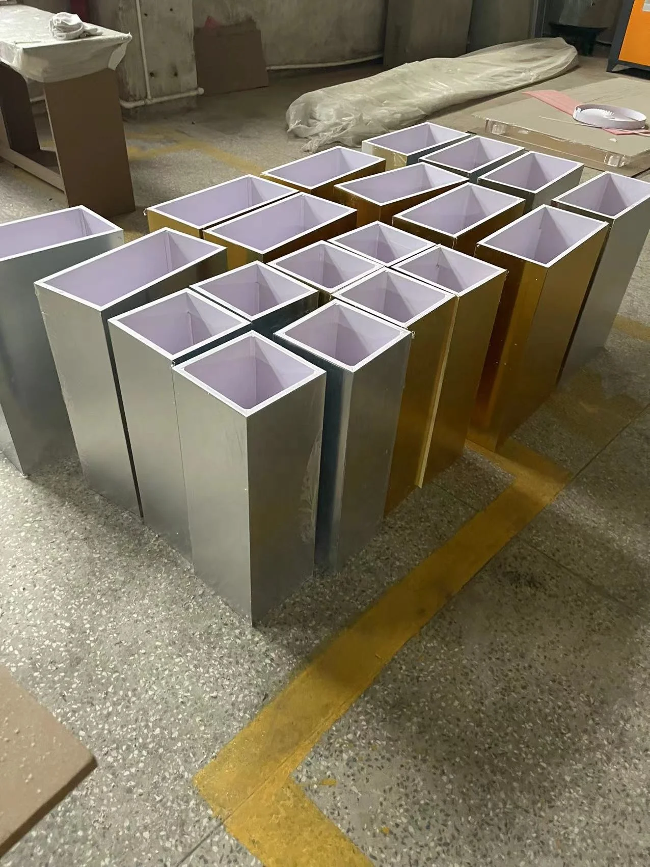 PVC and Acrylic Mirror Centerpiece Flower Stand Silver and Gold Mirror Walkway Plinths Column Events Props Decor Supplier