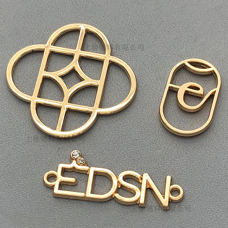 2023 Purse Hardware Metal Plate Logo For Wallet, Clothing Bags Accessories Custom Sew Metal Letter Logo Label for Clothes