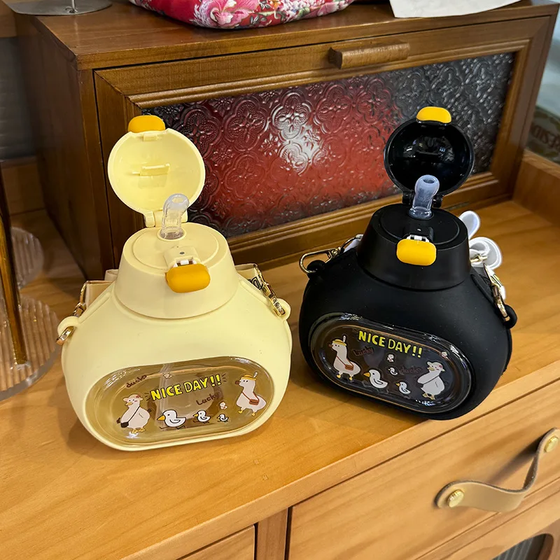 Seaygift Creative Cute duck girl gifts outdoor Children bounce lid drink juice water cup 650ml plastic water bottle with straw