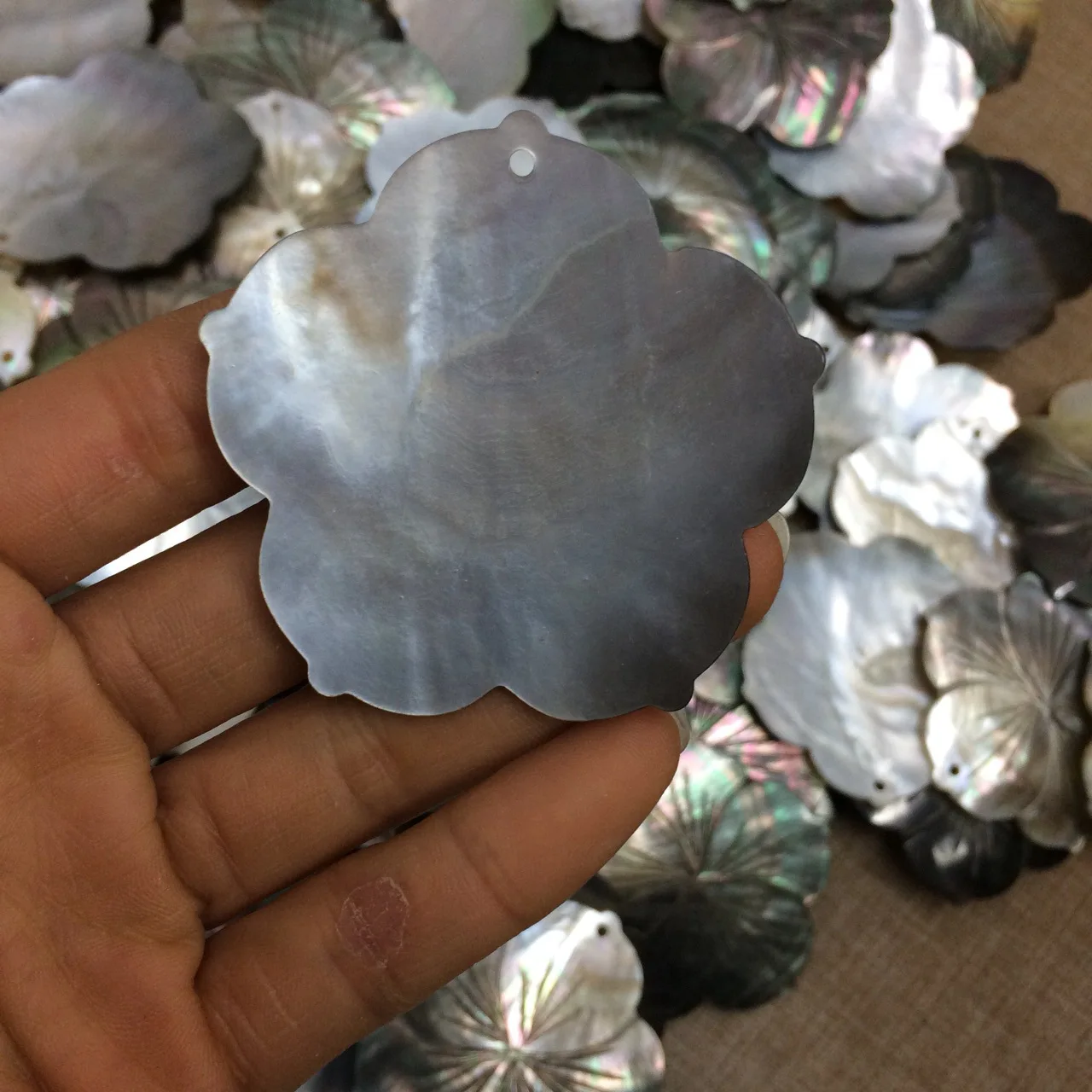 55mm Natural Shell Material Mother Of Pearl Flower Pendant Shell Carving With Decoration DIY Necklace