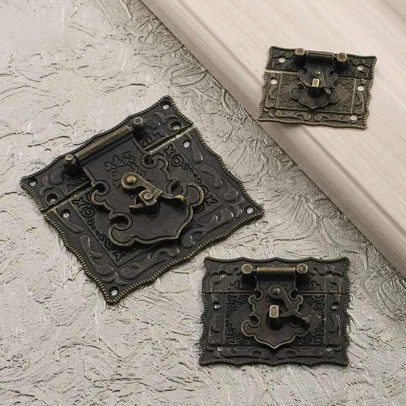 Exquisite Chinese Antique Packaging Box: Zinc Alloy Retro Box Buckle Set for Gift, Wine, and Luggage Accessories