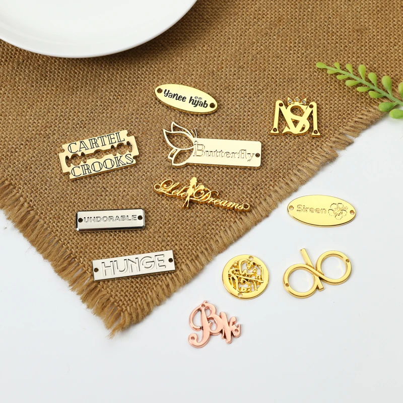 Высококачественная металлическая этикетка для одежды с гравировкой на заказ