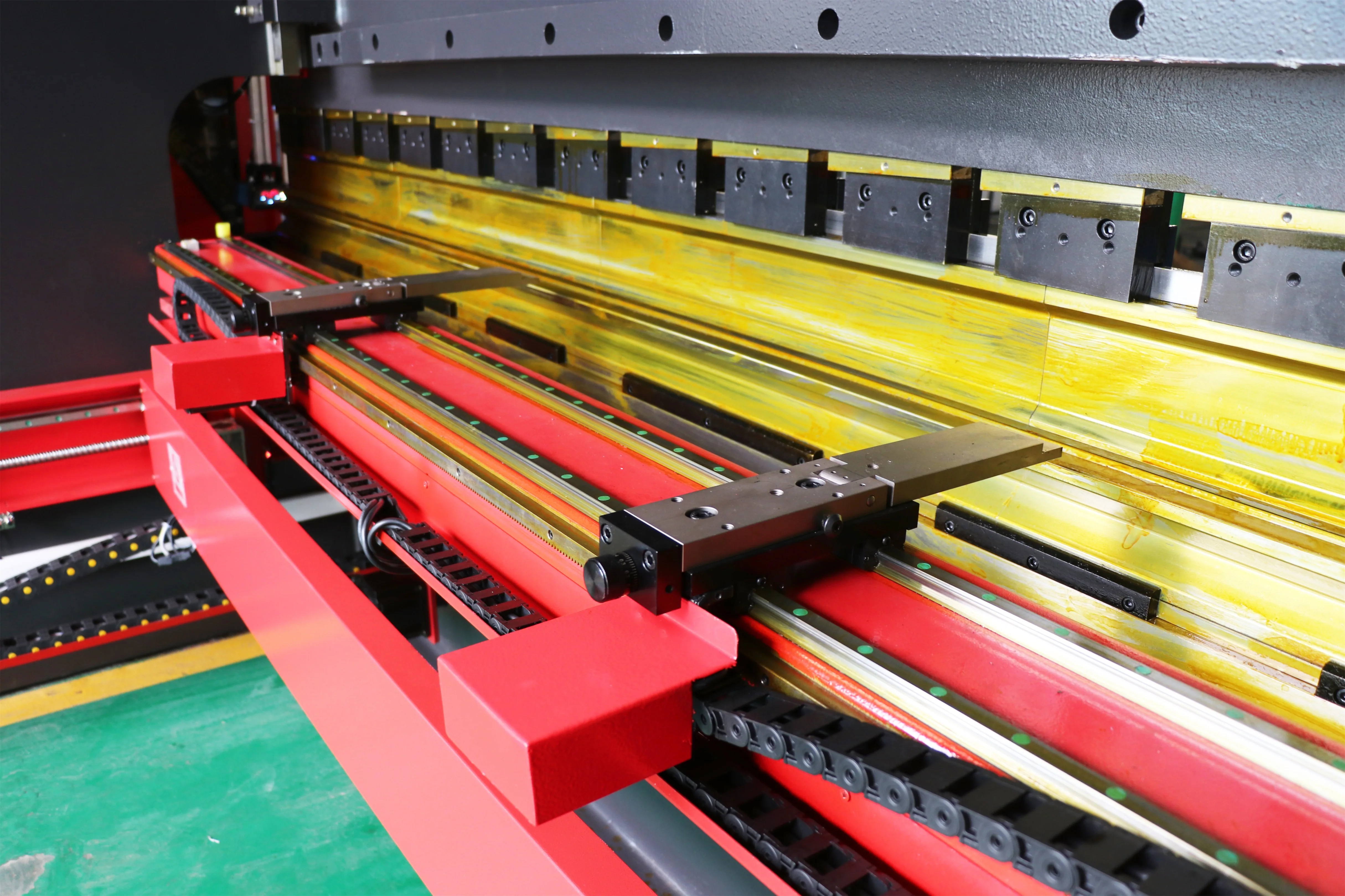 
Big Discount! High Precision Delem Controlled CNC Hydraulic Press Brake 160 Ton/4000mm for Bending Metal Sheet Plate 