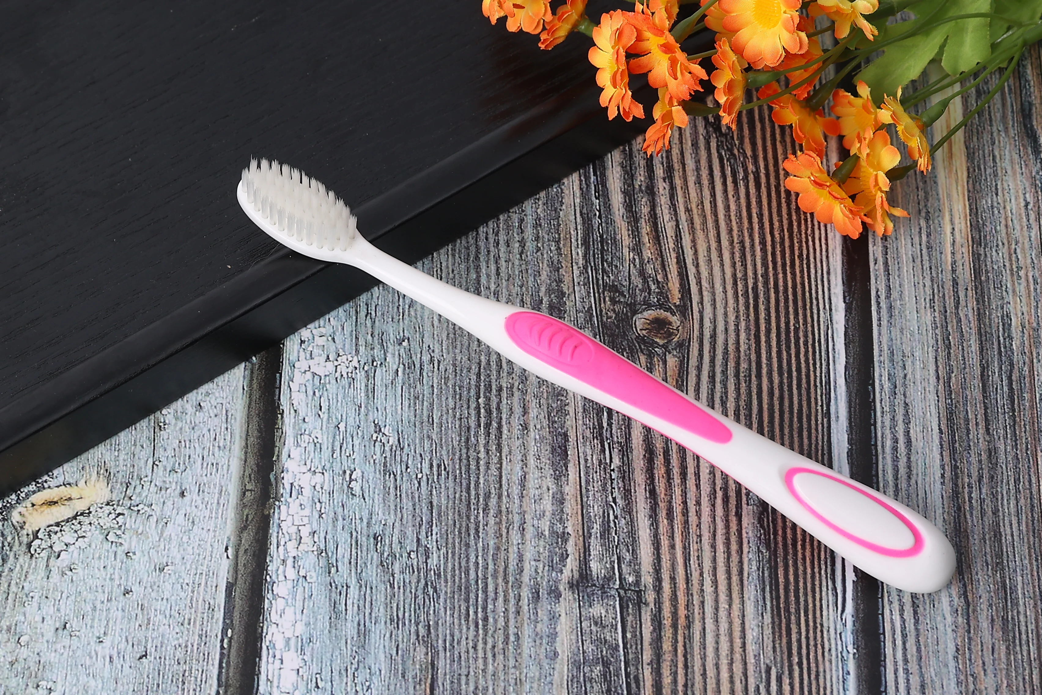 Customized simple and eco-friendly disposable hotel toothbrush for travel toiletries