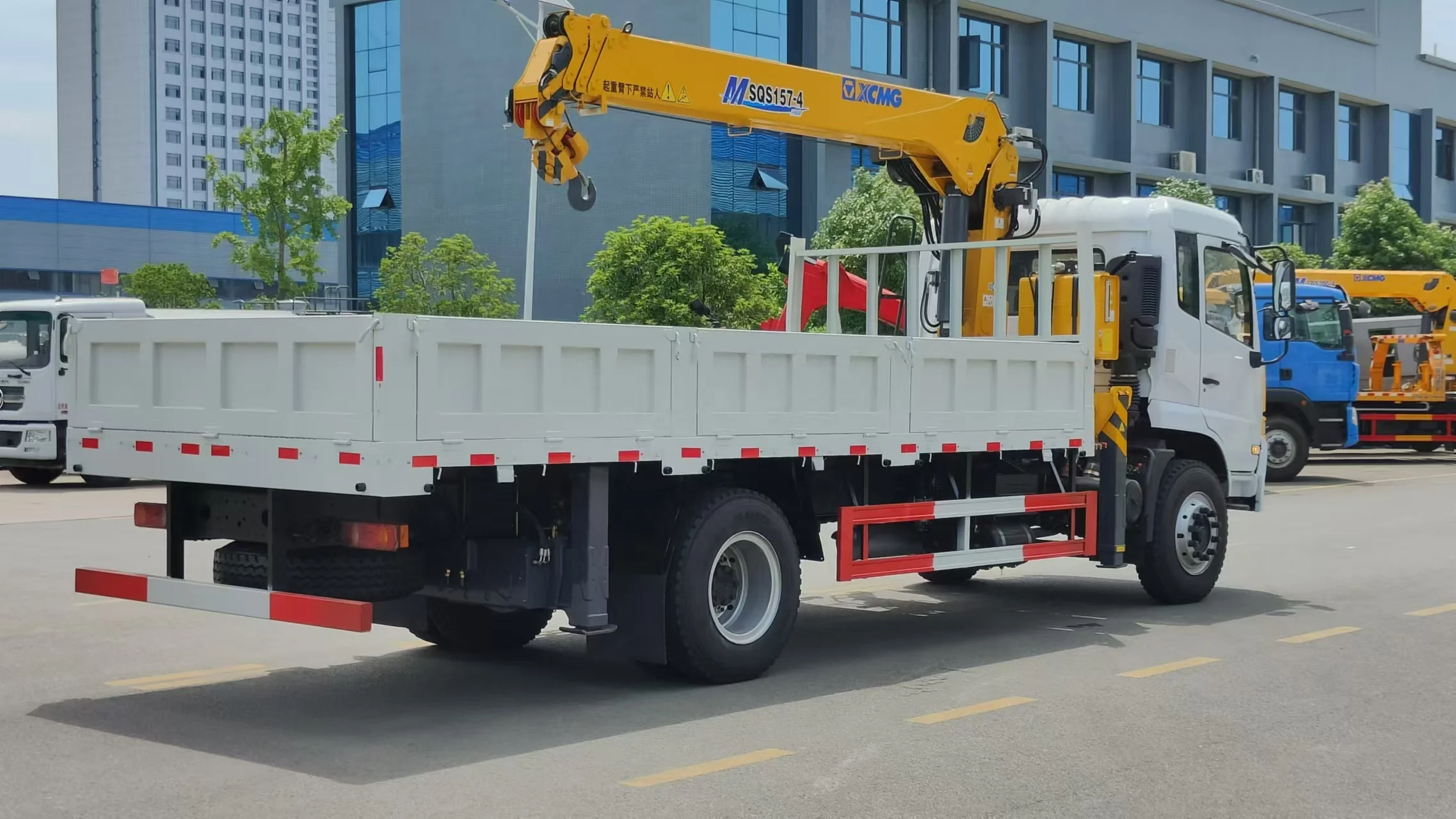 CLW 210HP Engine Truck Mounted with XCMG 6.3TON Lifting Crane 4x2 LHD Crane Truck for Stone & Garbage Lifting 15m Max Height
