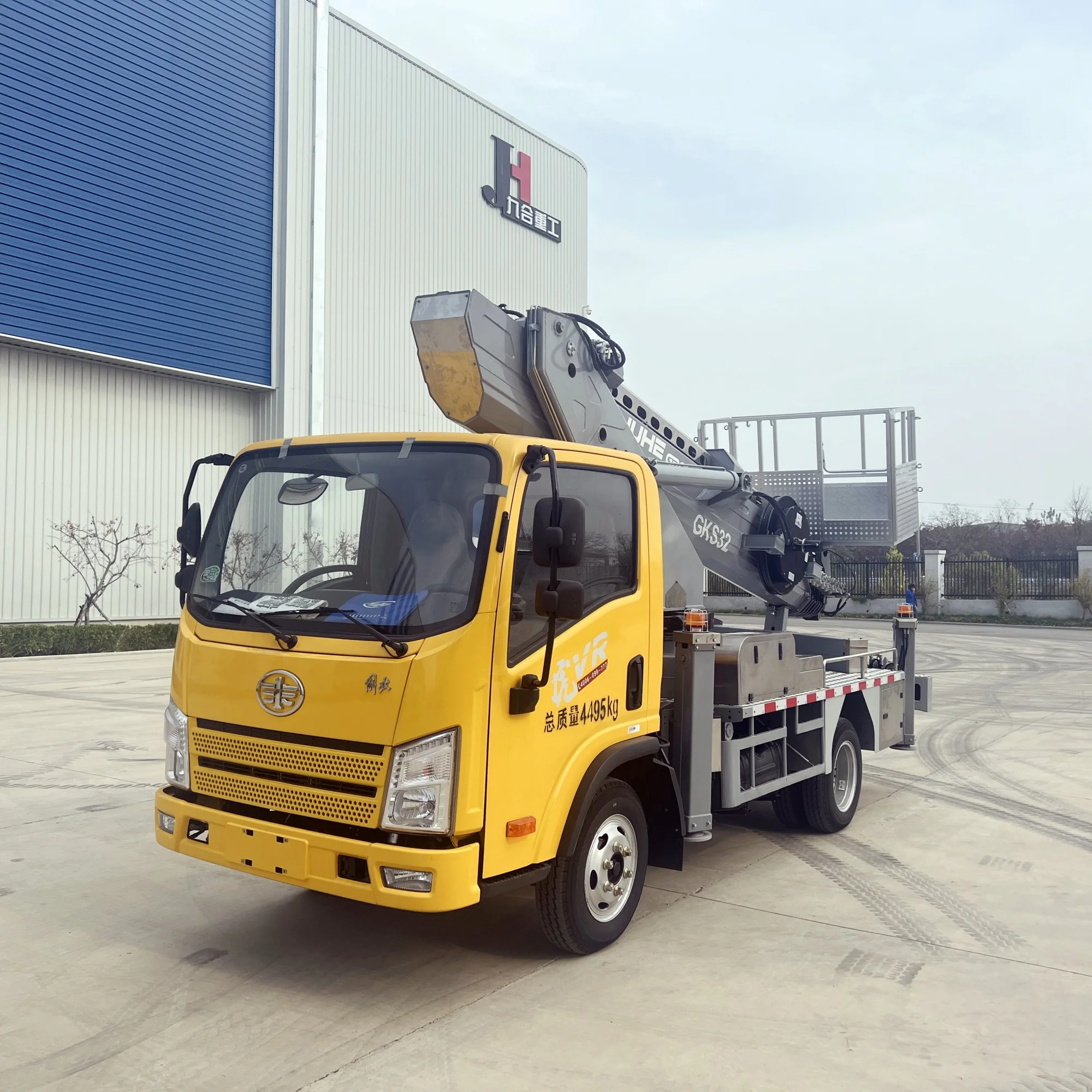 JIUHE factory price high altitude operation truck 32m aerial lift truck hydraulic boom lift aerial work platform truck
