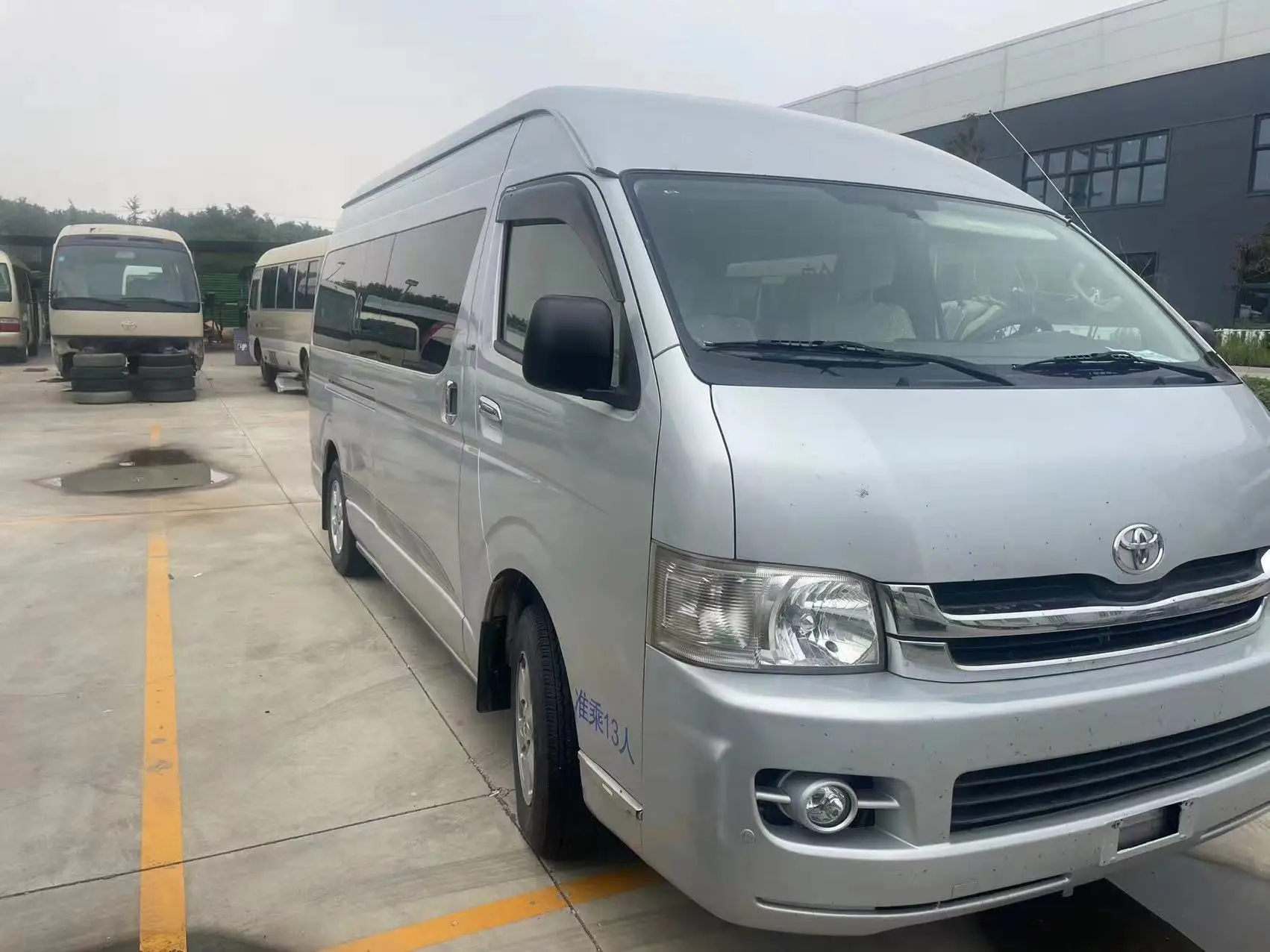Hot Sale Upgrade Your Fleet with a Spacious TOYOTA HIACE 18Seats Van Manual Transmission and Customizable Color Options