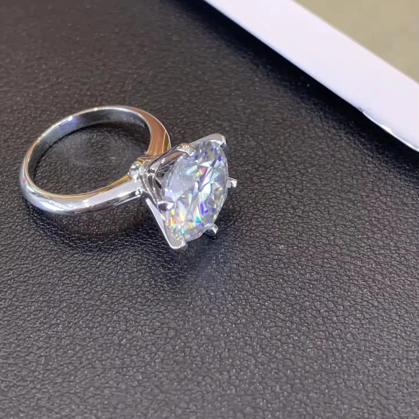 Custom 9K/14K/18K Fine Jewelry Moissanite Diamond Ring 18K White Round Brilliant Cut Solitaire Ring Six-Prong Engagement Ring