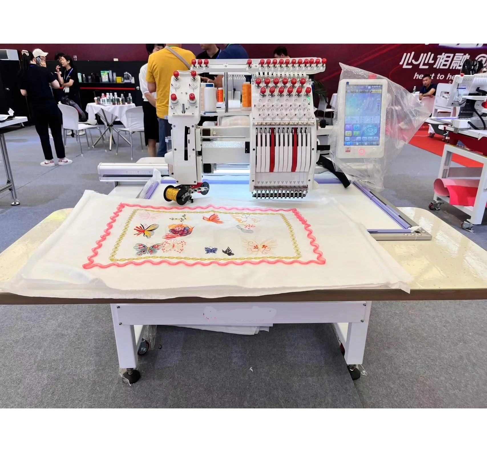 Автоматическая компьютеризированная вышивальная машина, новое состояние, скорость 1200 об/мин для домашнего использования с шестеренками и подшипниковыми компонентами