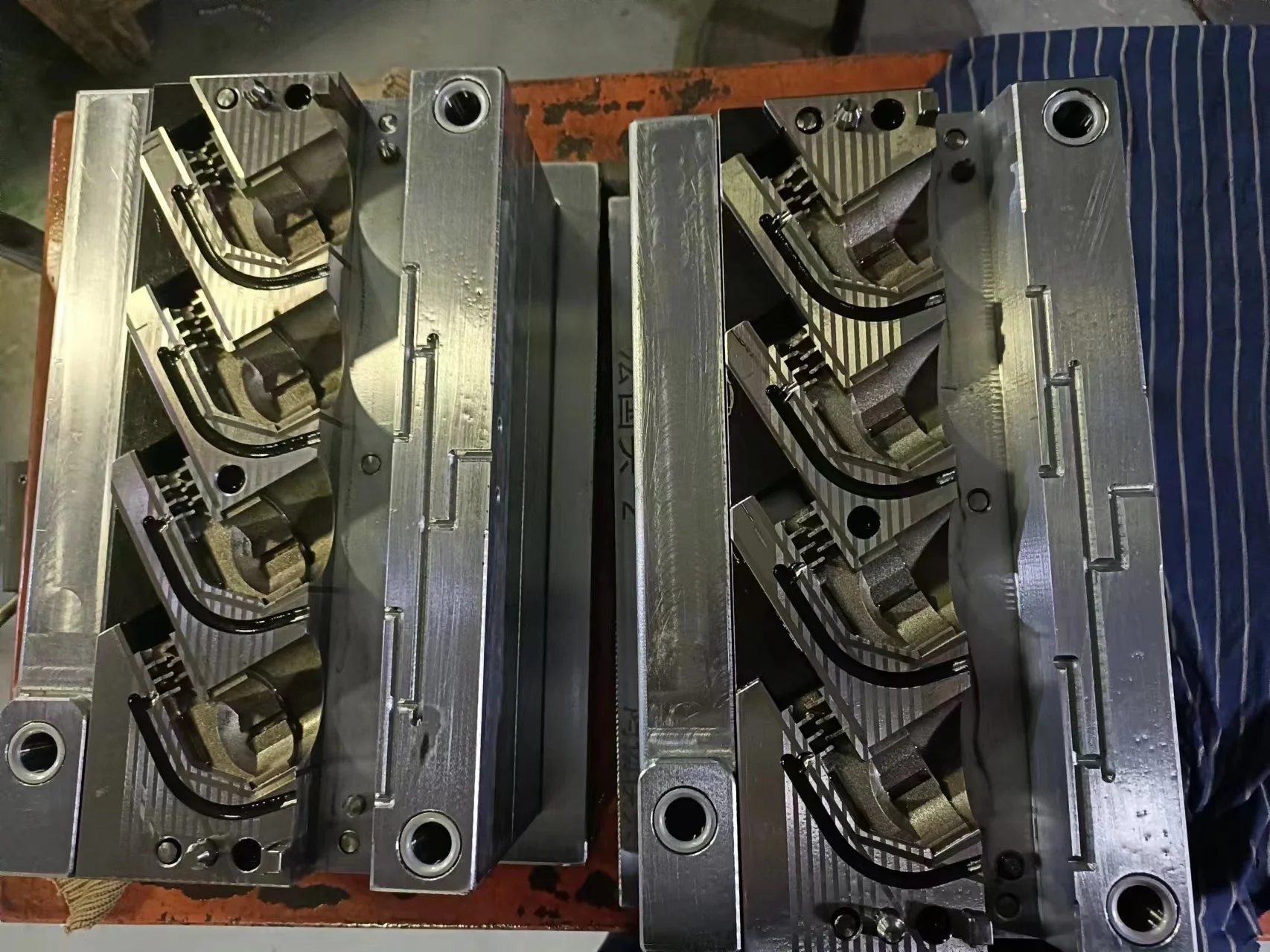 Manufacturing European Schuko AC DC Power Cord 2 Round Pin Plug 3 Pin Male Plug Plastic Injection Mold Price