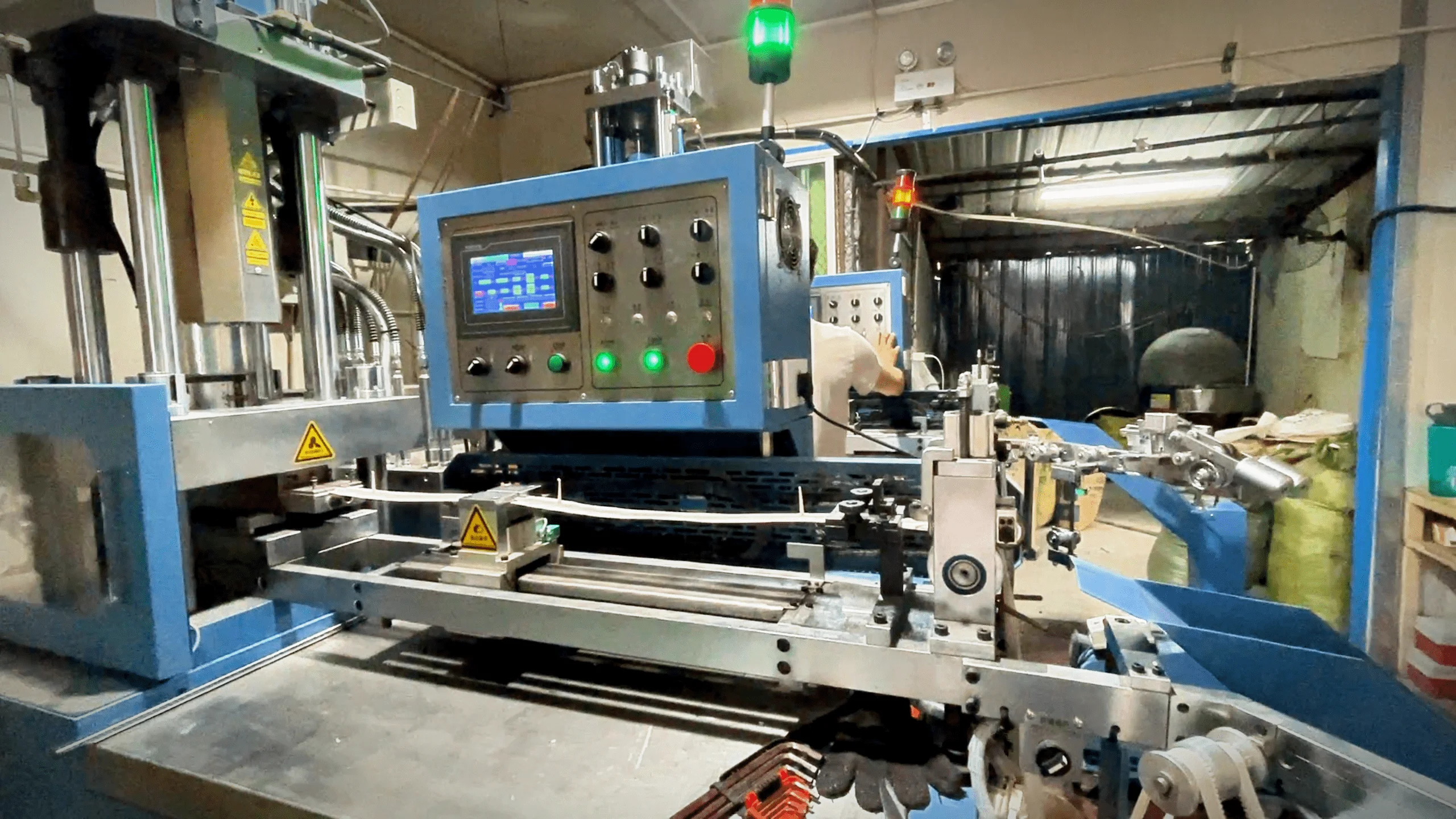 New type 2023 Auto plastic zipper long chain injection molding machine zipper coiling machine