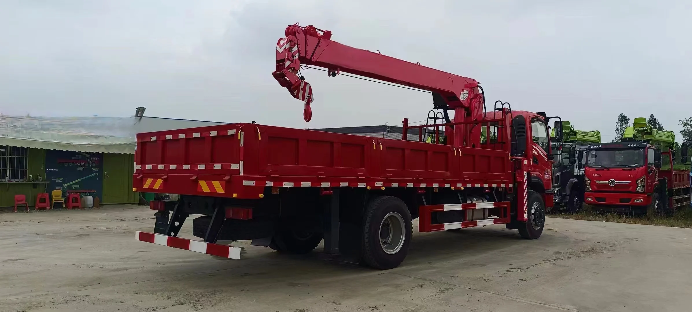 Dongfeng 4x2 Cummins 170 horsepower installation 2-ton steering knuckle truck mounted crane