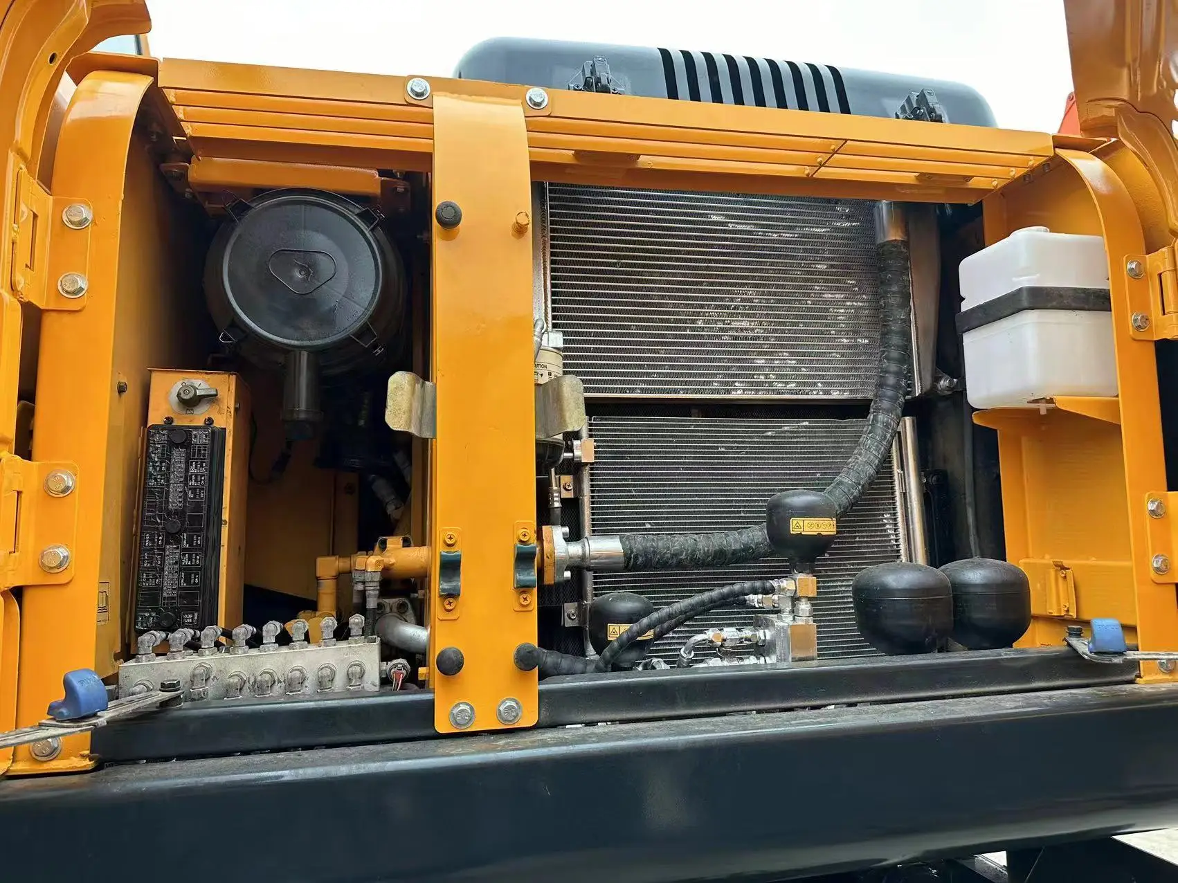 21 ton Wheel Excavator Machinery Used Price Large Tractor Hyundai 210 Excavator