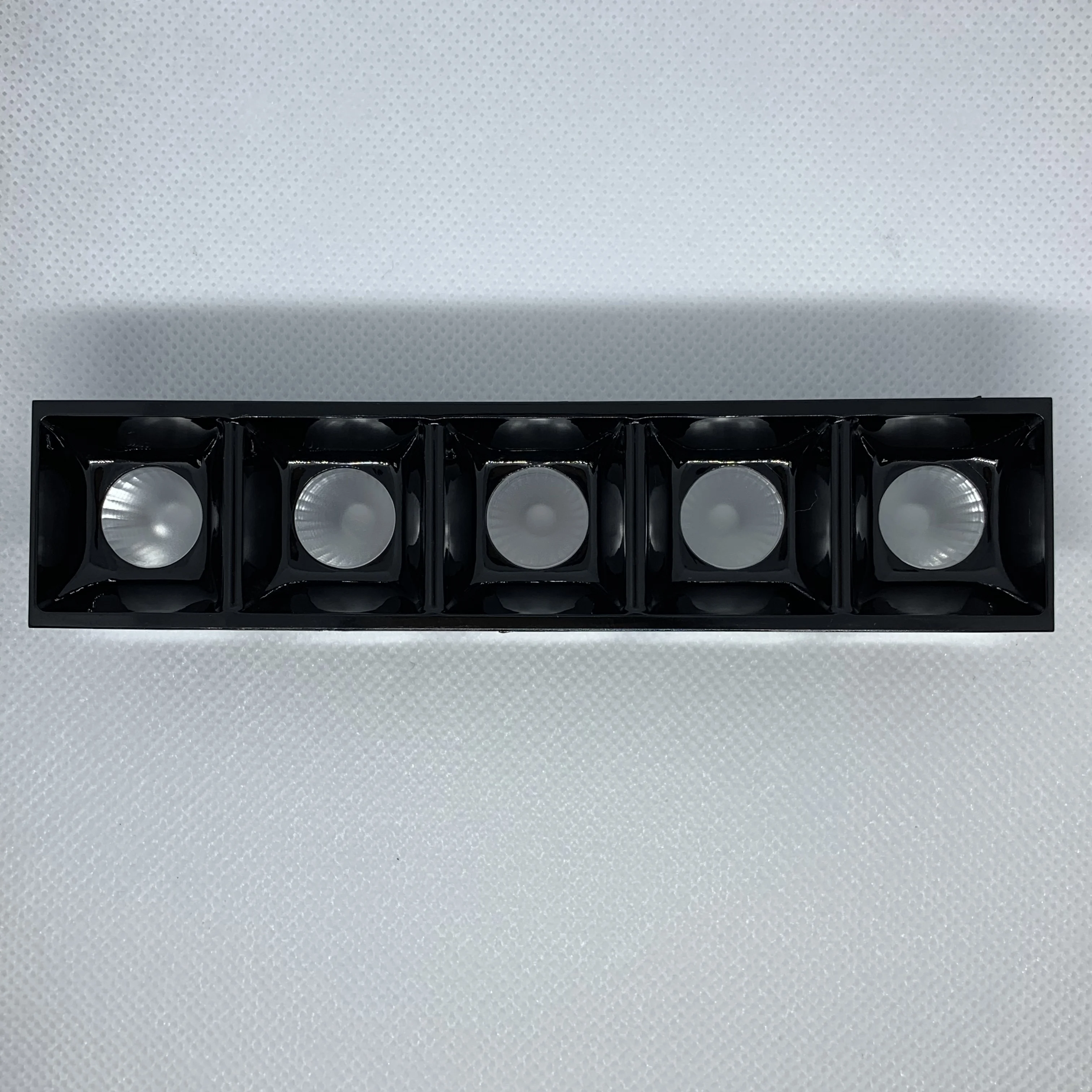 
High efficiency reflector lenses for Linear light UGR<19 