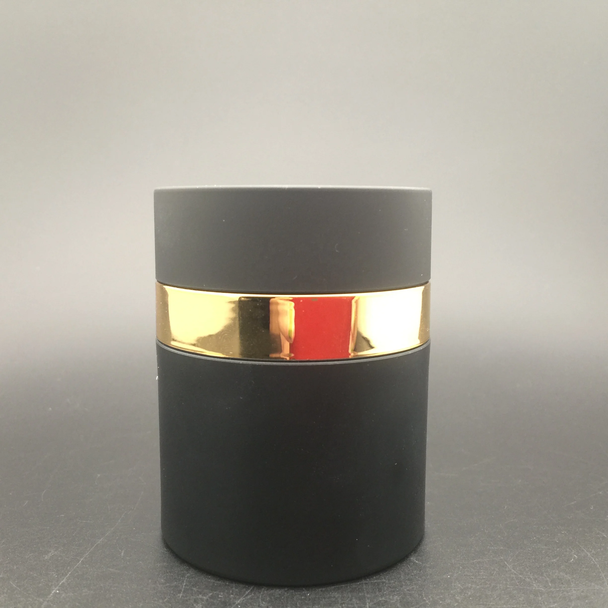 Роскошная Косметическая баночка для безвоздушного крема с крышкой, черная с золотым пластиком, Бесплатная индивидуальная шелкография MS, JM-03 горячего тиснения
