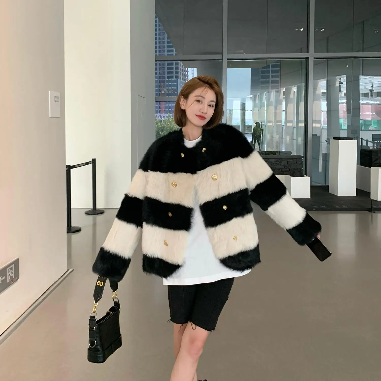 Good-quality Women Tuscany Fur Coats Fashion Soft Felling V-neck Luxury Natural Fur Coat