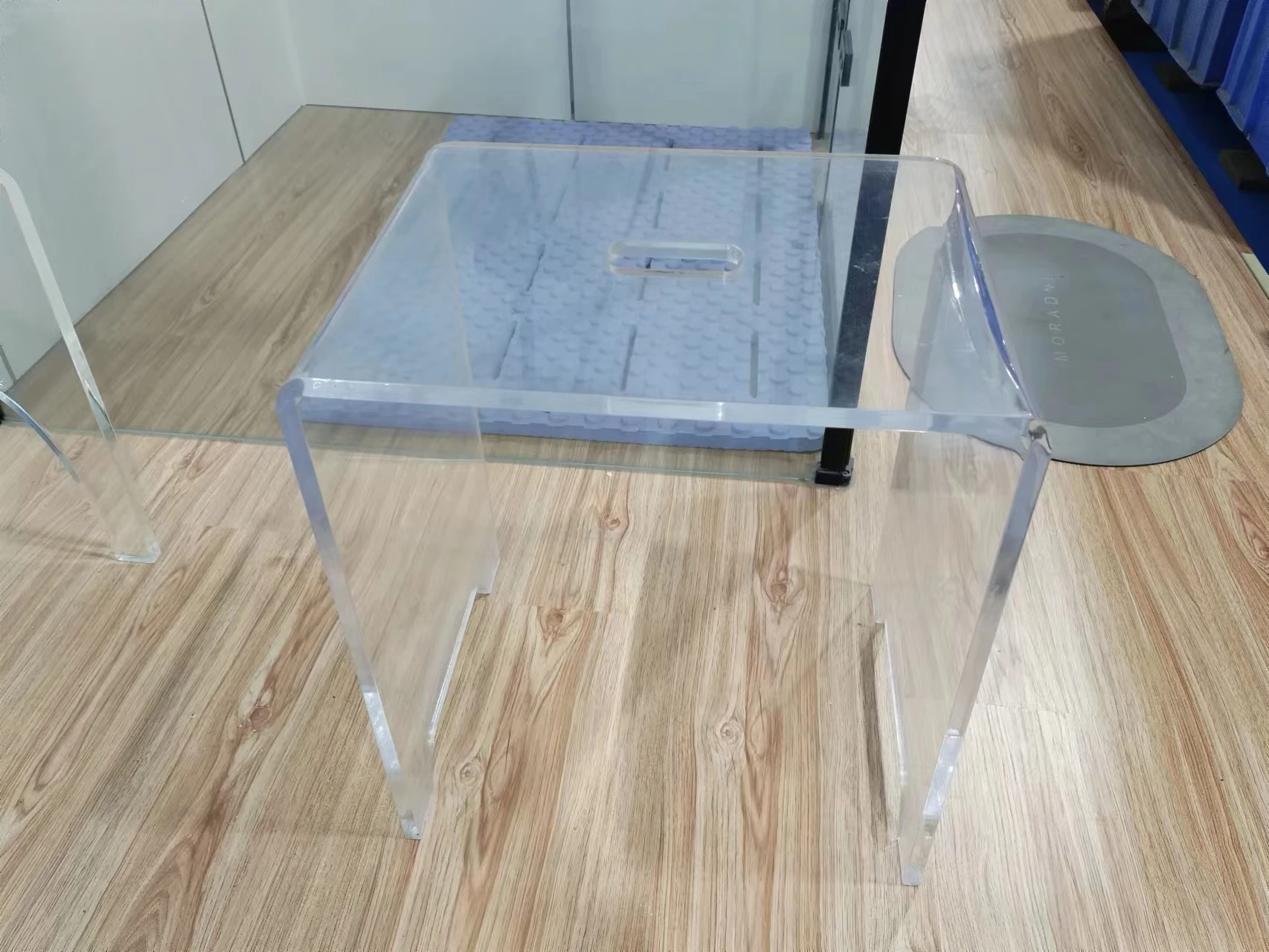 Factory Wholesale Transparent Free Standing Acrylic Seat Stool Chair Bench For Bathroom Fitting Room