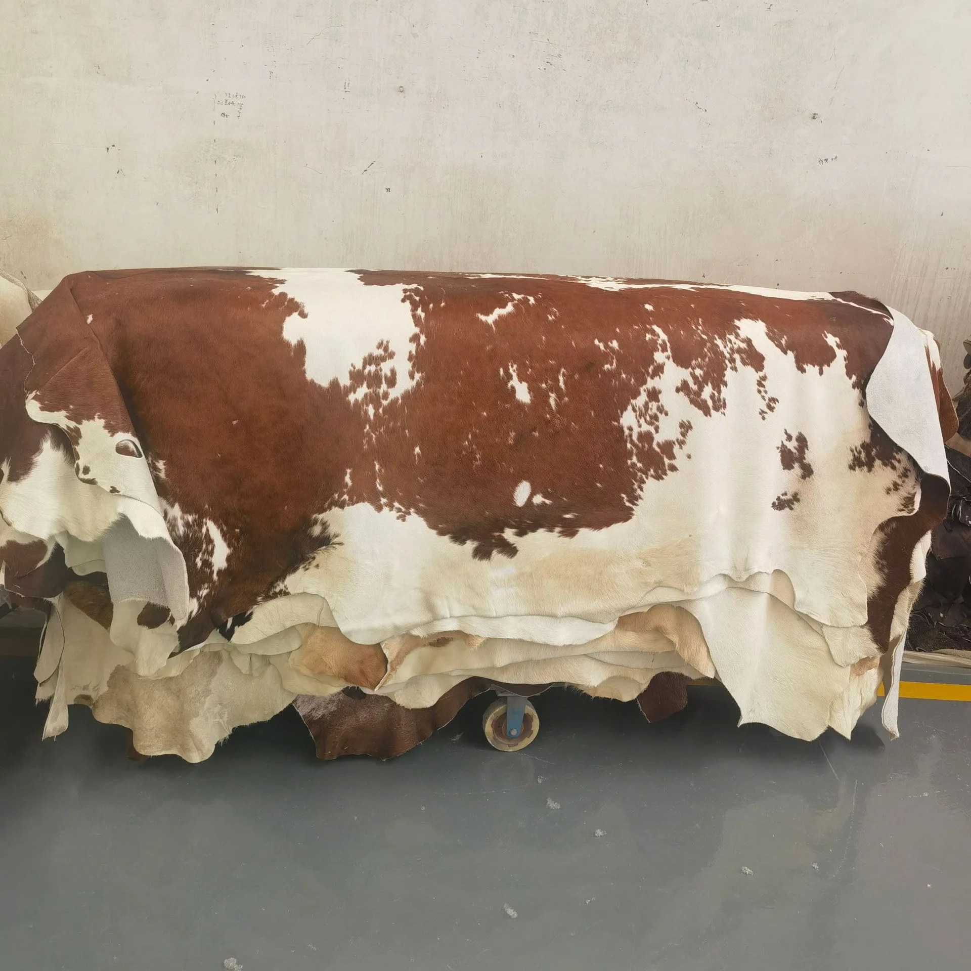 Luxury Cowhide Carpet Mat Sofa Cover Cowhide Blanket Leather Blanket Art Wall Decor for Living Room