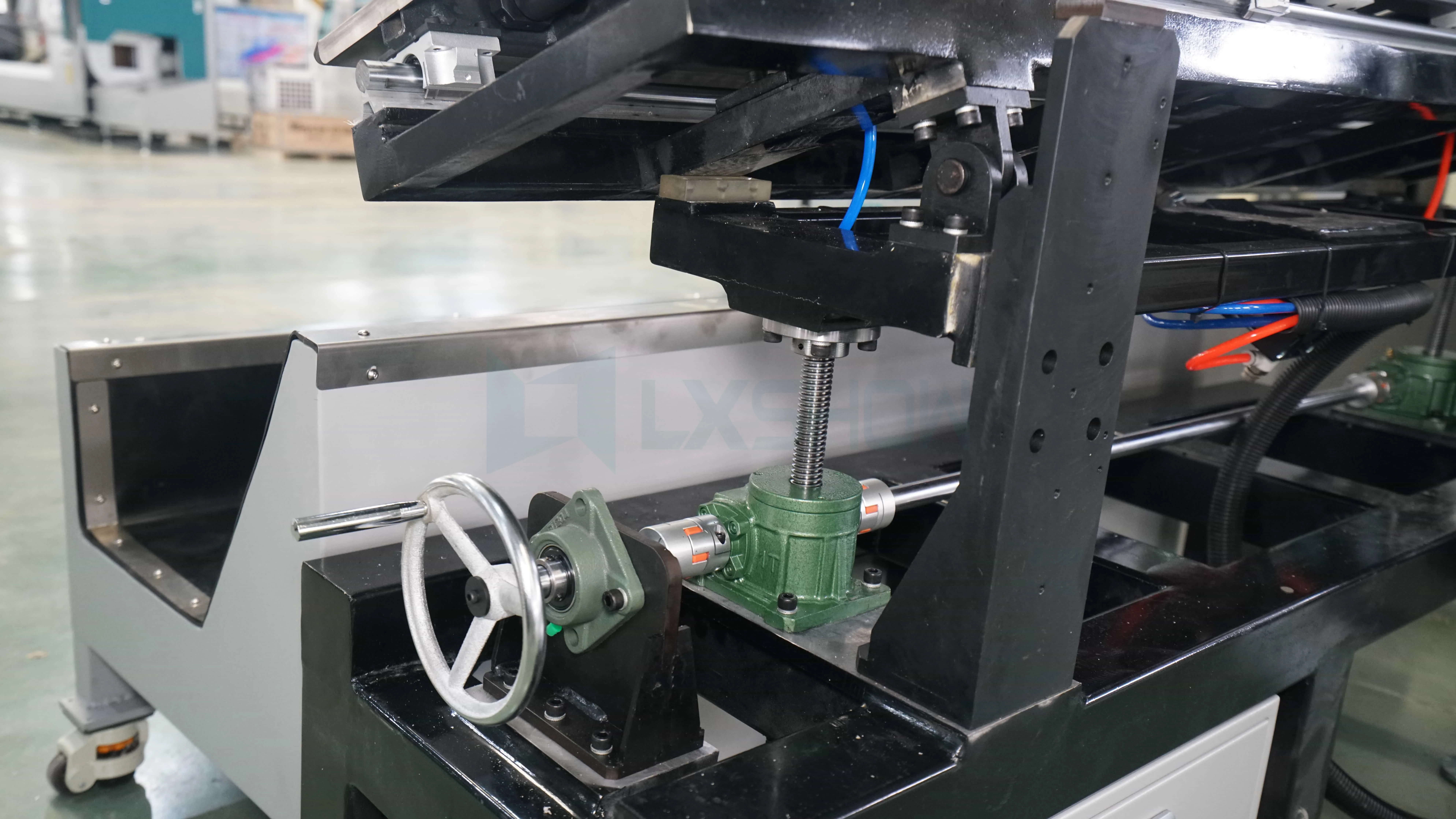 Lxshow fully automatic1000w 1500w 3000w fiber laser iron stainless steel metal tube and pipe cutting machine